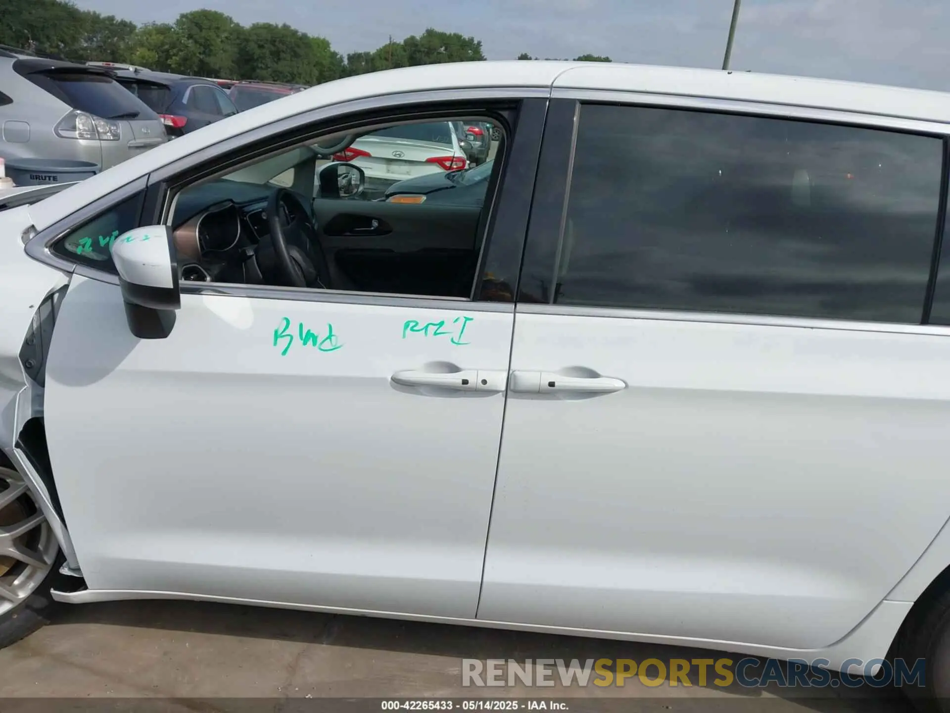 14 Фотография поврежденного автомобиля 2C4RC1CG5PR613387 CHRYSLER VOYAGER 2023