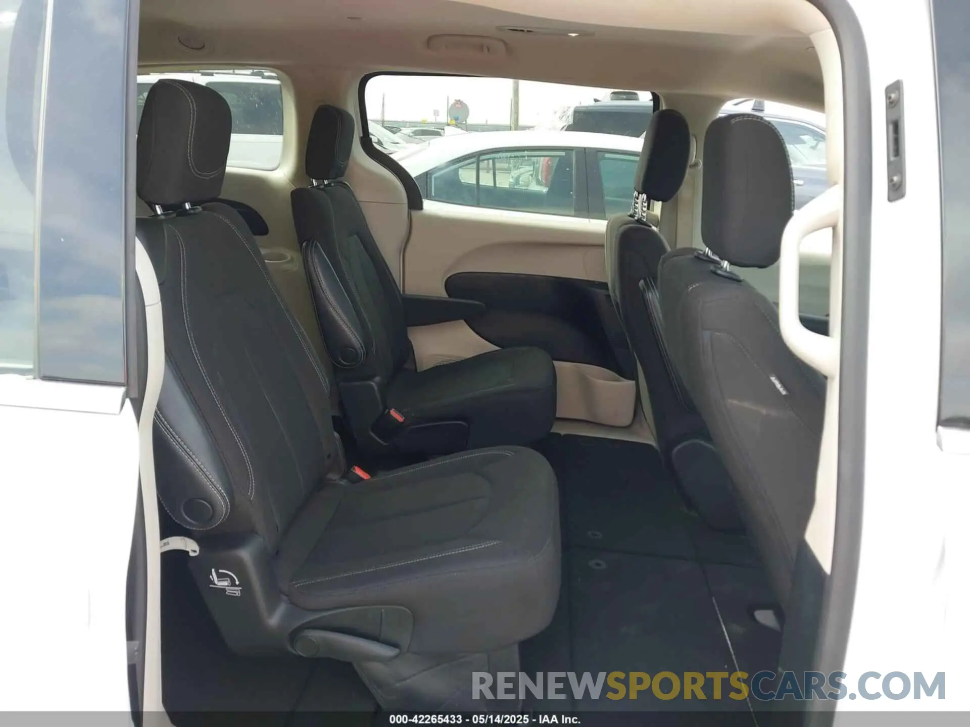 8 Фотография поврежденного автомобиля 2C4RC1CG5PR613387 CHRYSLER VOYAGER 2023