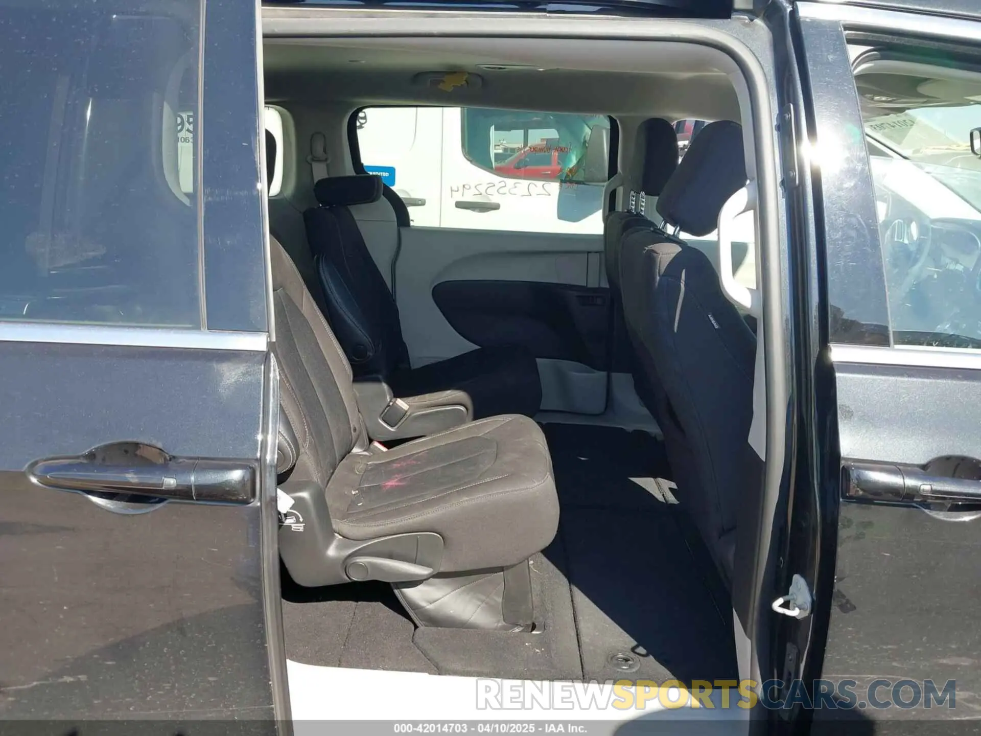 8 Фотография поврежденного автомобиля 2C4RC1CG8PR516166 CHRYSLER VOYAGER 2023