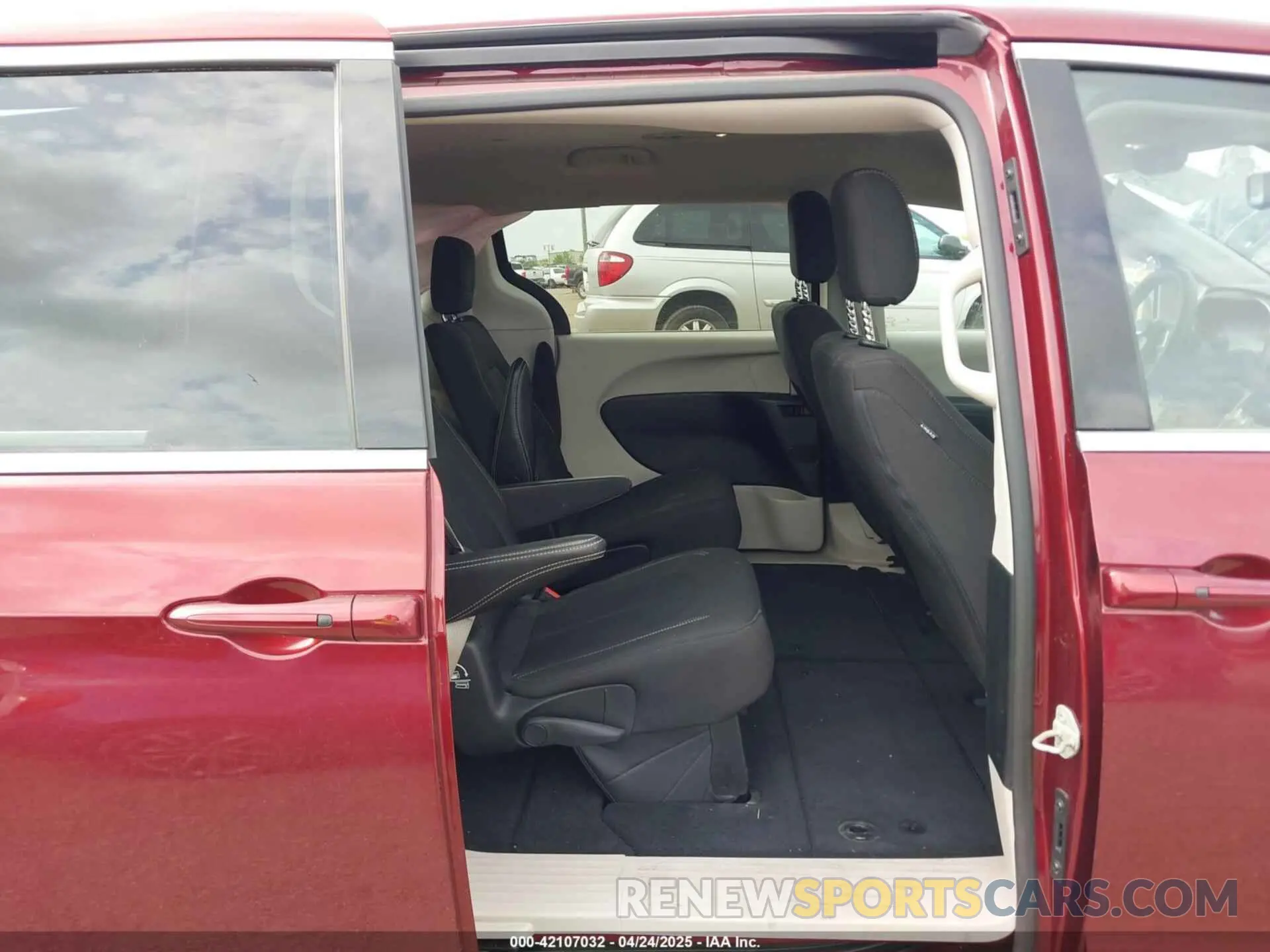 8 Фотография поврежденного автомобиля 2C4RC1CG9PR534823 CHRYSLER VOYAGER 2023