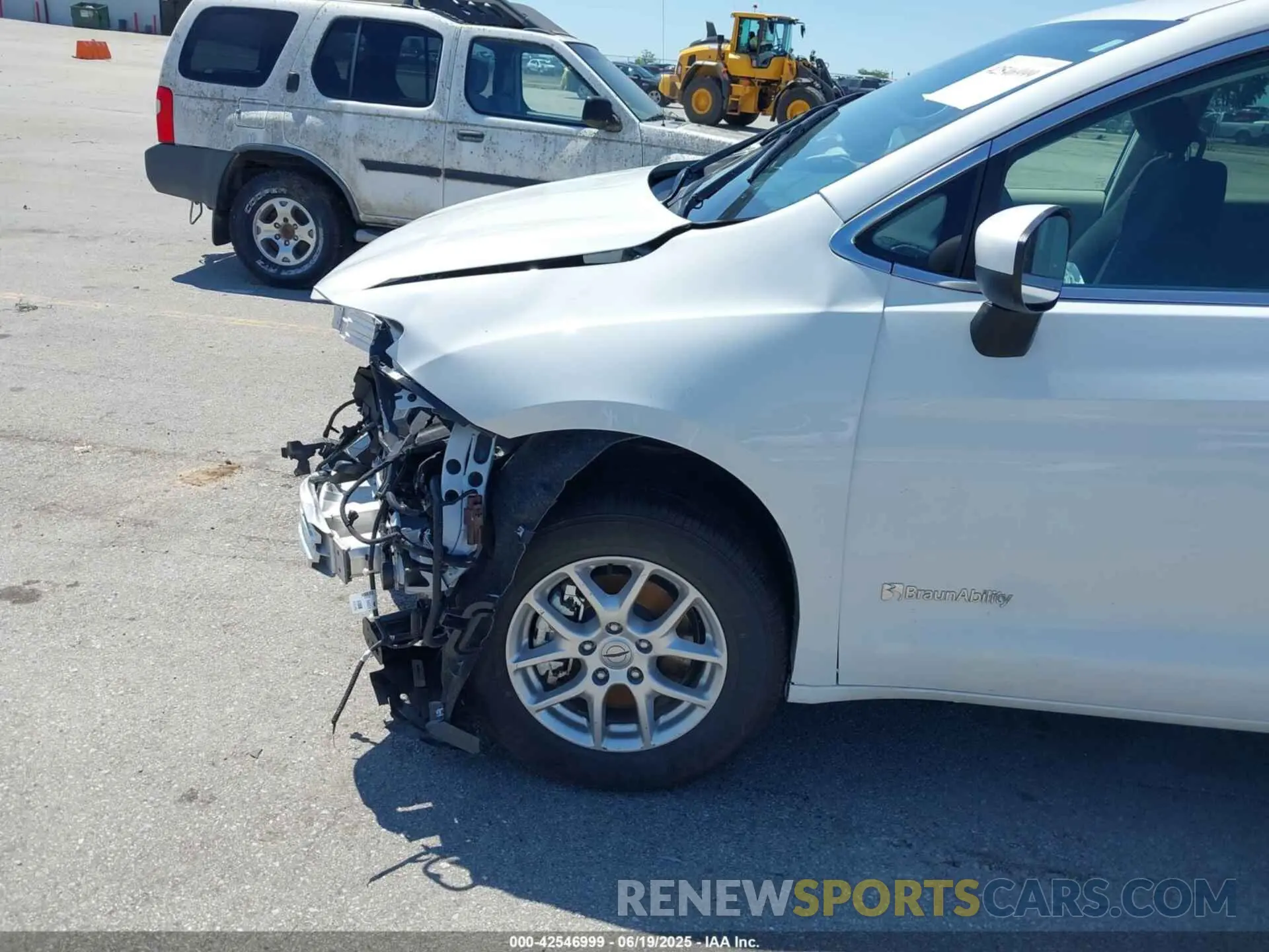 18 Photograph of a damaged car 2C4RC1CGXPR537584 CHRYSLER VOYAGER 2023