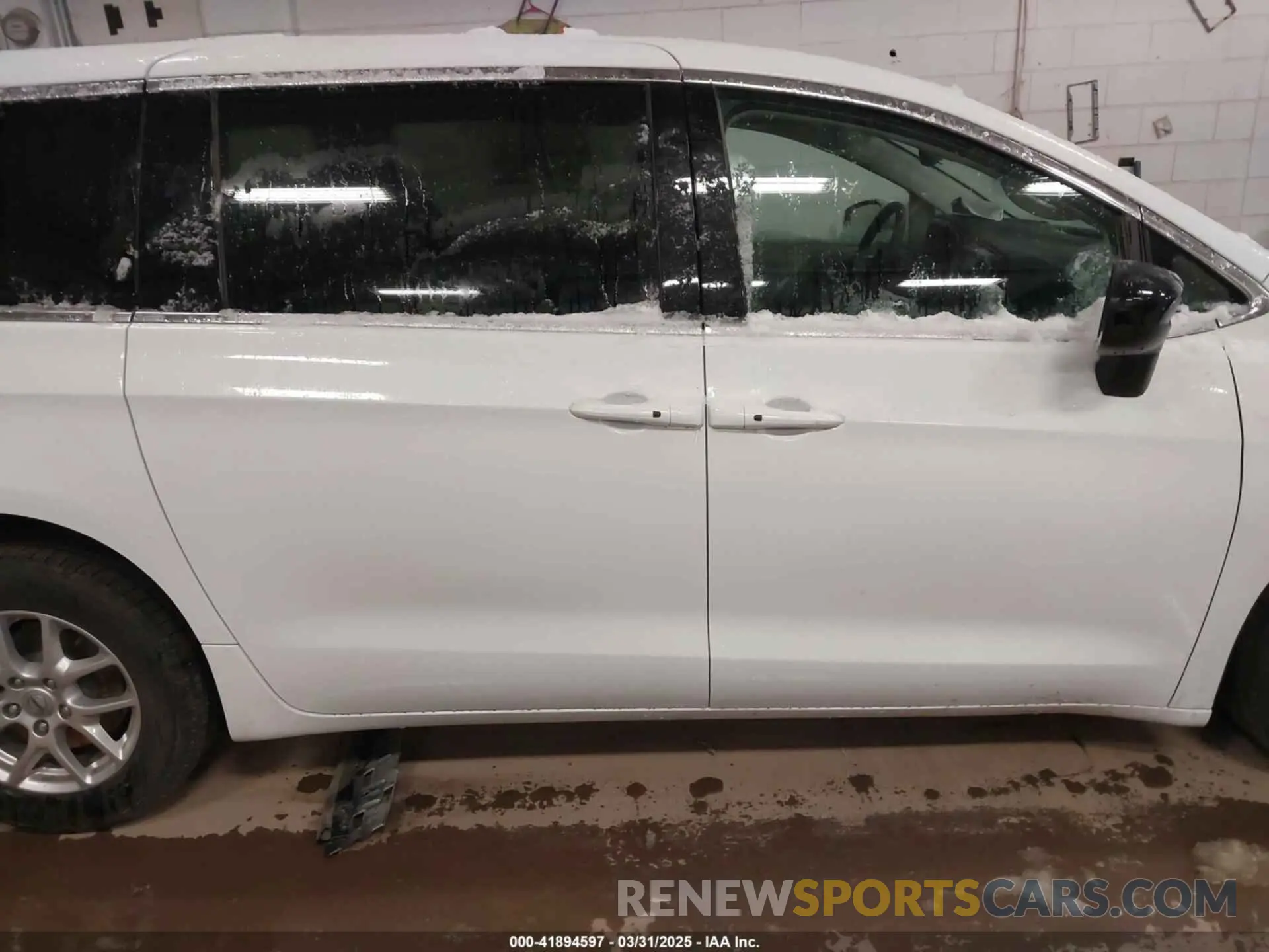 13 Photograph of a damaged car 2C4RC1CG6RR108087 CHRYSLER VOYAGER 2024