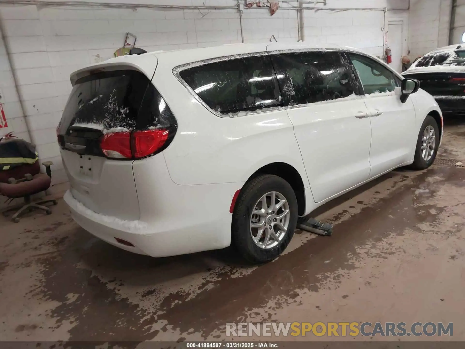 4 Photograph of a damaged car 2C4RC1CG6RR108087 CHRYSLER VOYAGER 2024