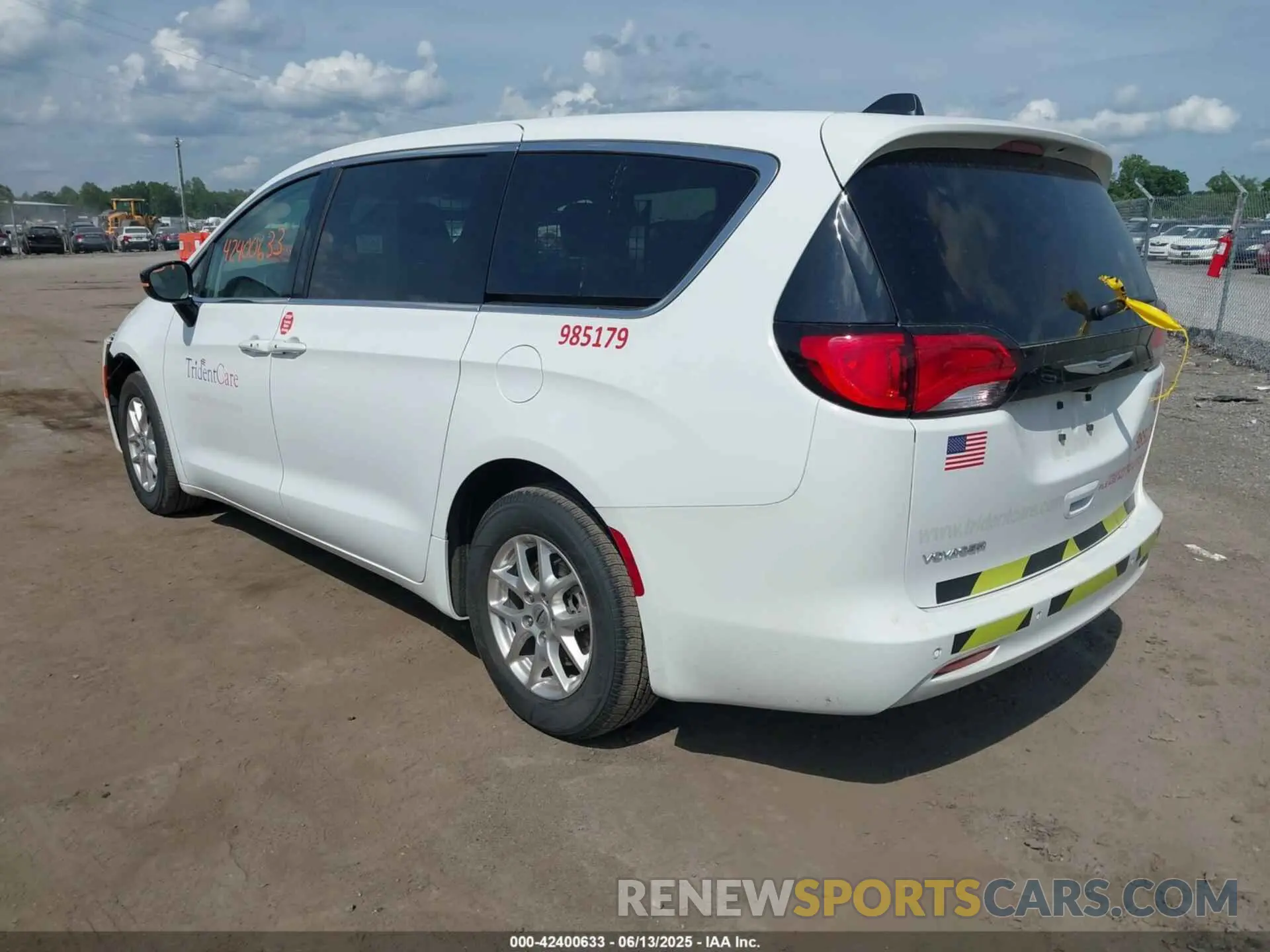 3 Фотография поврежденного автомобиля 2C4RC1CGXRR192169 CHRYSLER VOYAGER 2024