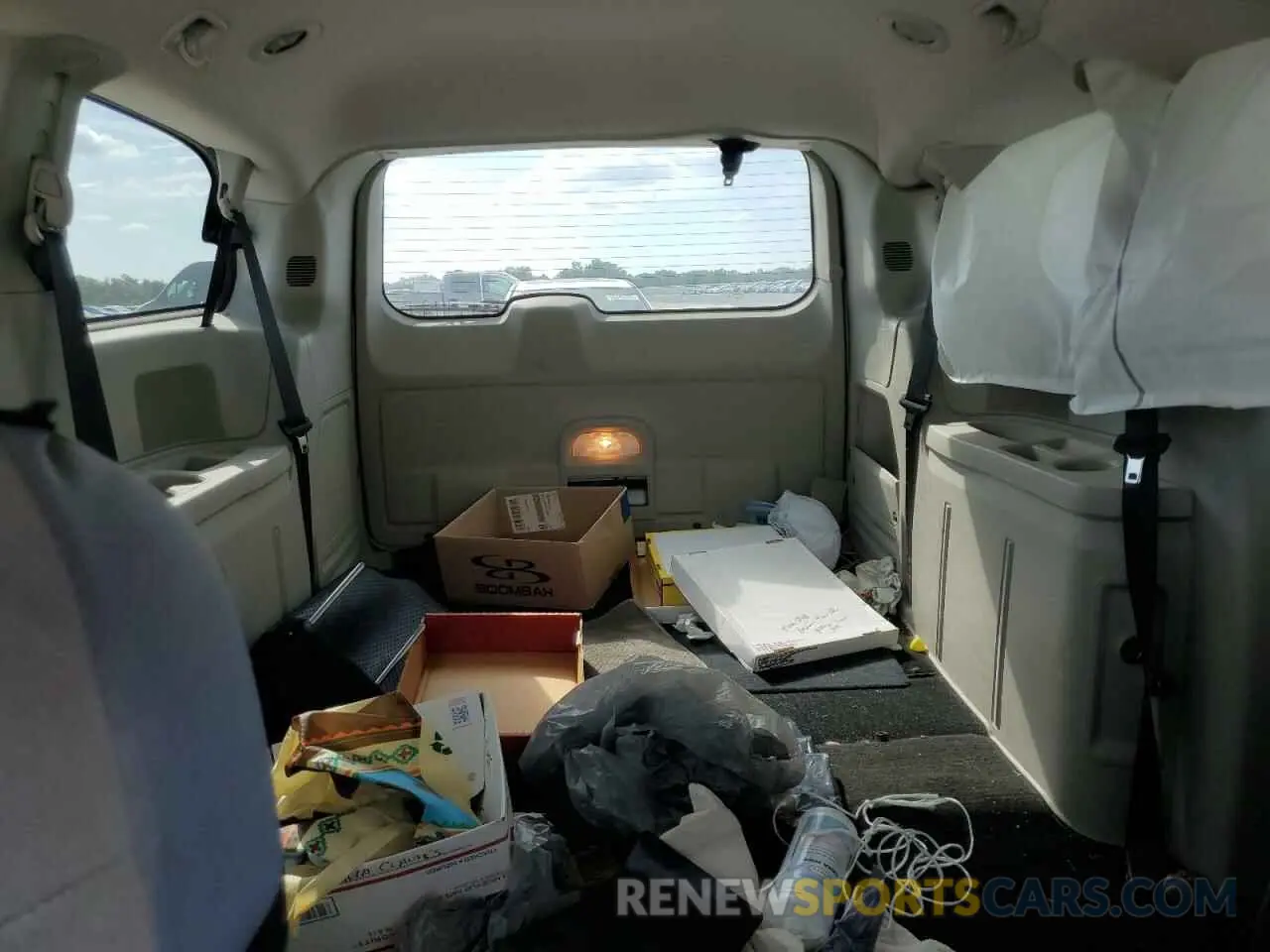 10 Photograph of a damaged car 2C4RDGBG1KR547110 DODGE CARAVAN 2019