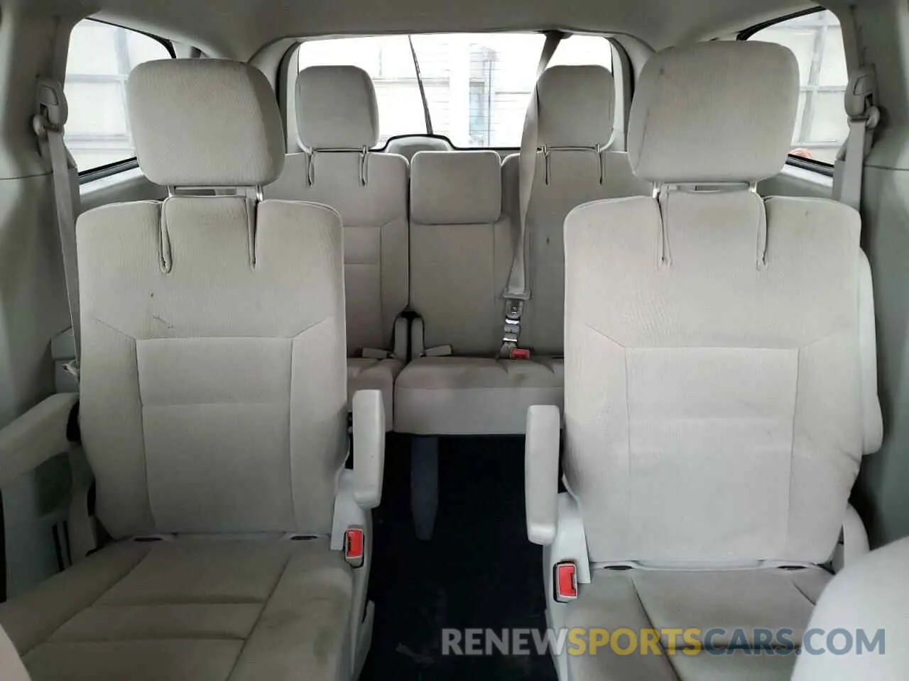 10 Photograph of a damaged car 2C4RDGBG2KR682774 DODGE CARAVAN 2019