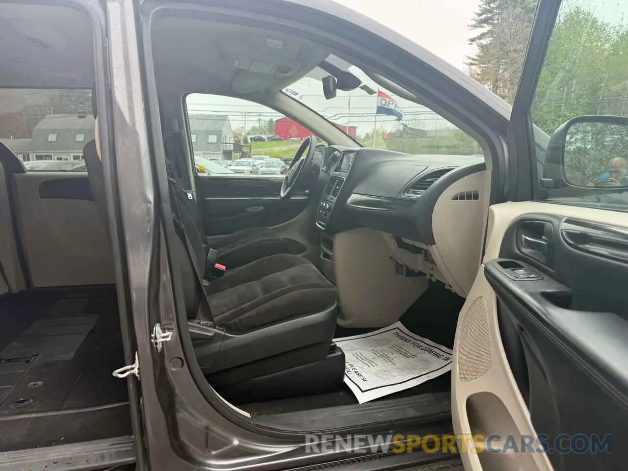 5 Photograph of a damaged car 2C4RDGBG2KR718687 DODGE CARAVAN 2019