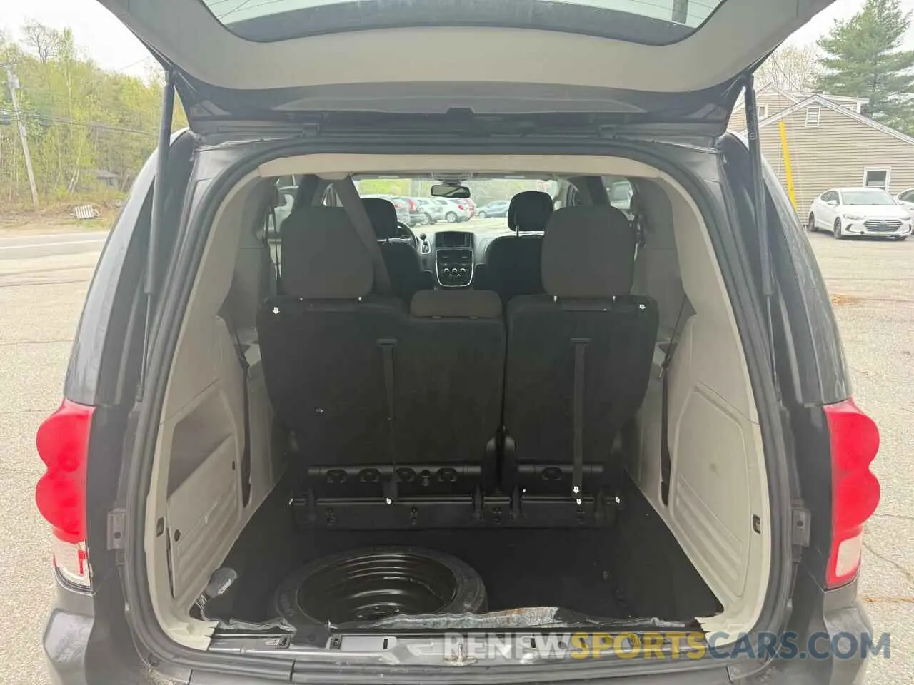 9 Photograph of a damaged car 2C4RDGBG2KR718687 DODGE CARAVAN 2019