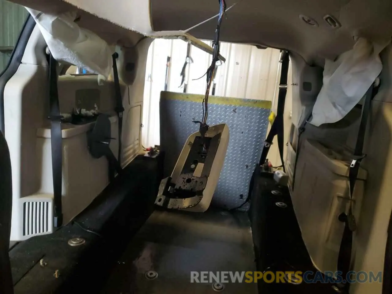 10 Photograph of a damaged car 2C4RDGBG3KR598222 DODGE CARAVAN 2019