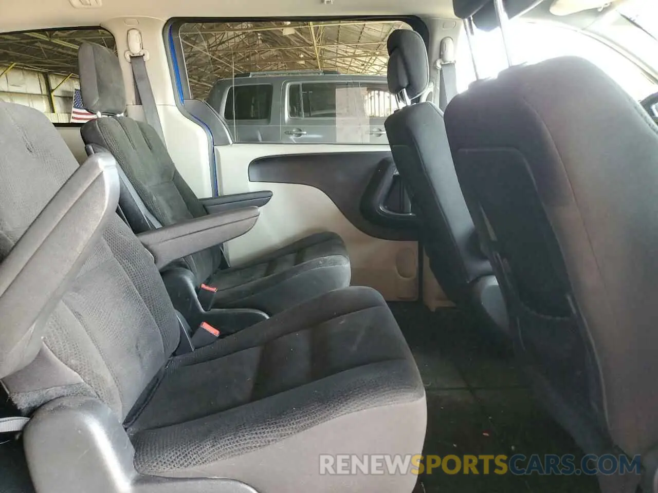 11 Photograph of a damaged car 2C4RDGBG3KR735031 DODGE CARAVAN 2019