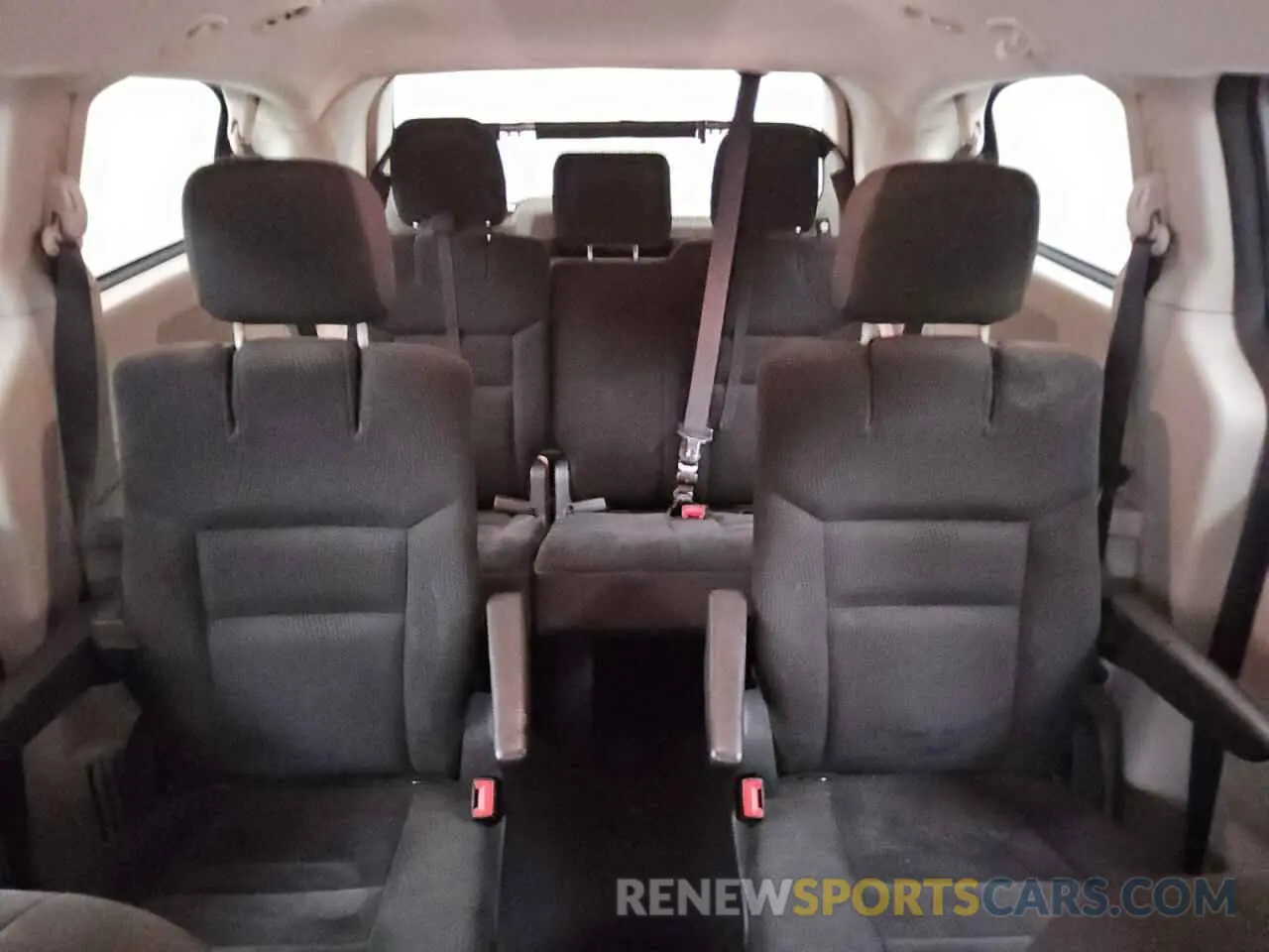 10 Photograph of a damaged car 2C4RDGBG3KR805272 DODGE CARAVAN 2019