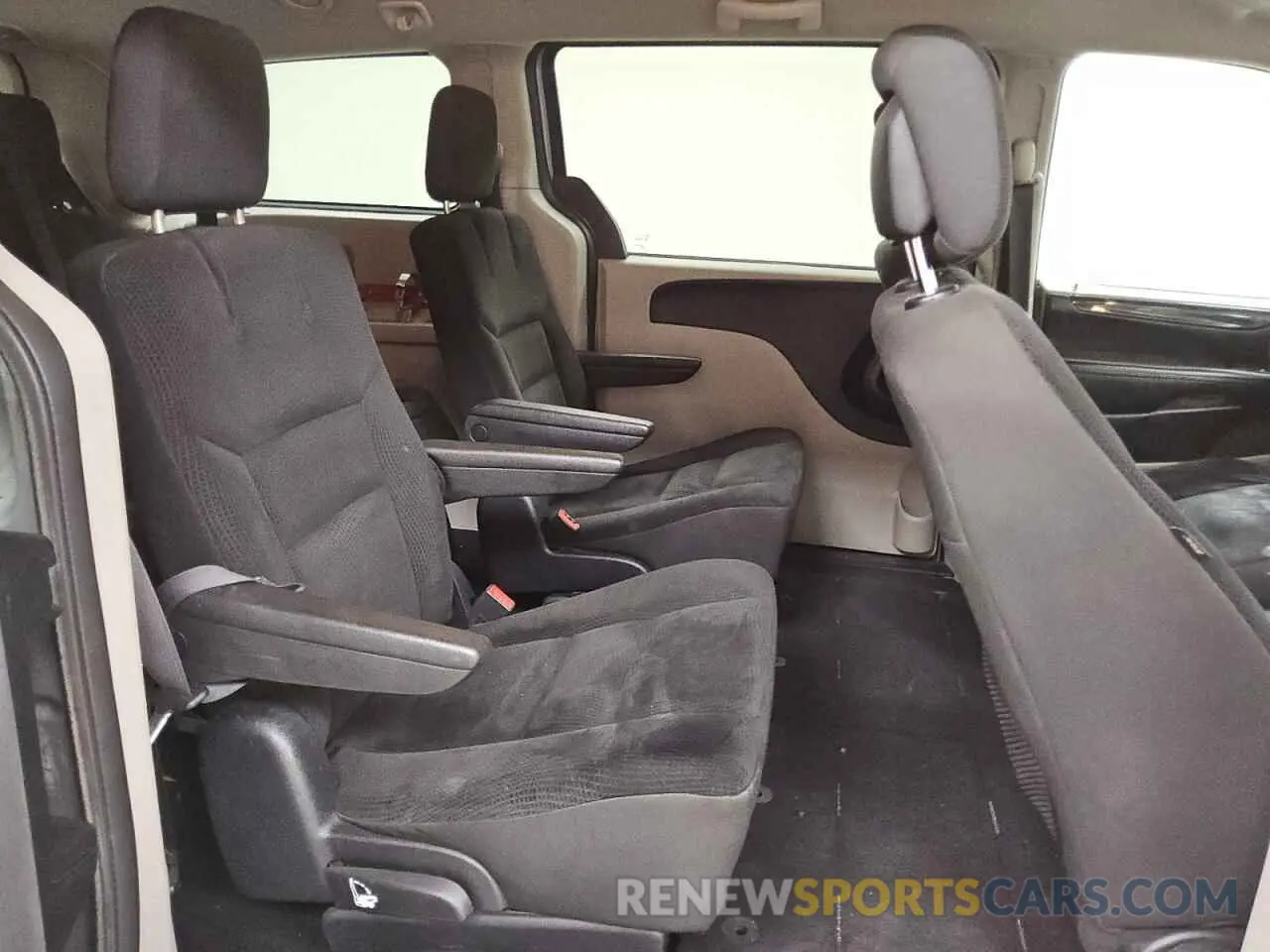 11 Photograph of a damaged car 2C4RDGBG3KR805272 DODGE CARAVAN 2019