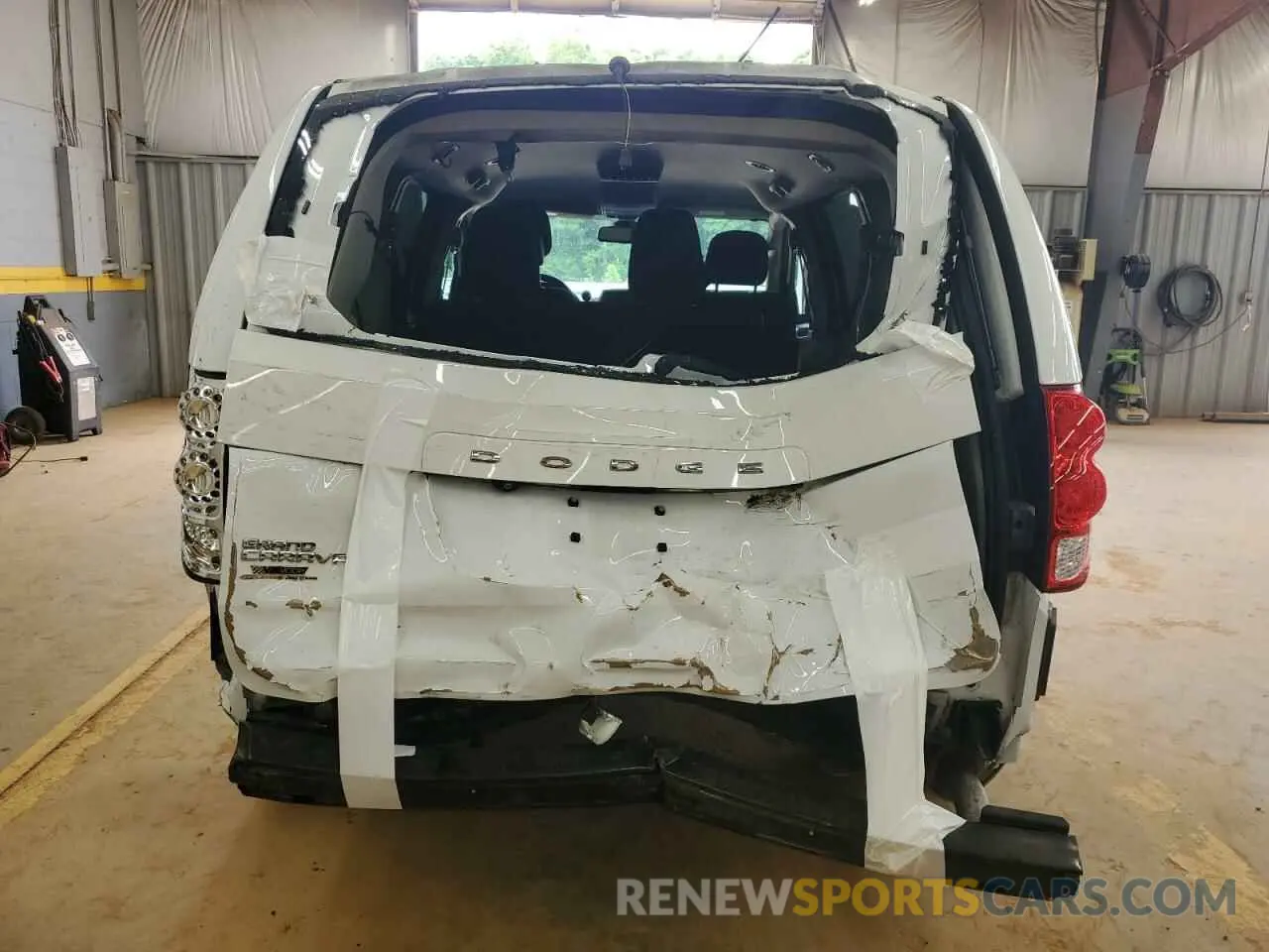 6 Photograph of a damaged car 2C4RDGBG4KR615612 DODGE CARAVAN 2019