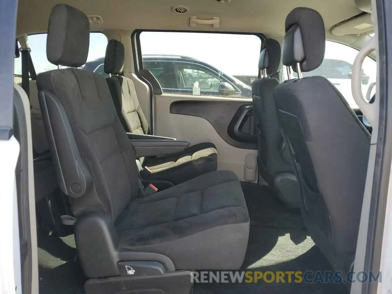 11 Photograph of a damaged car 2C4RDGBG9KR501525 DODGE CARAVAN 2019