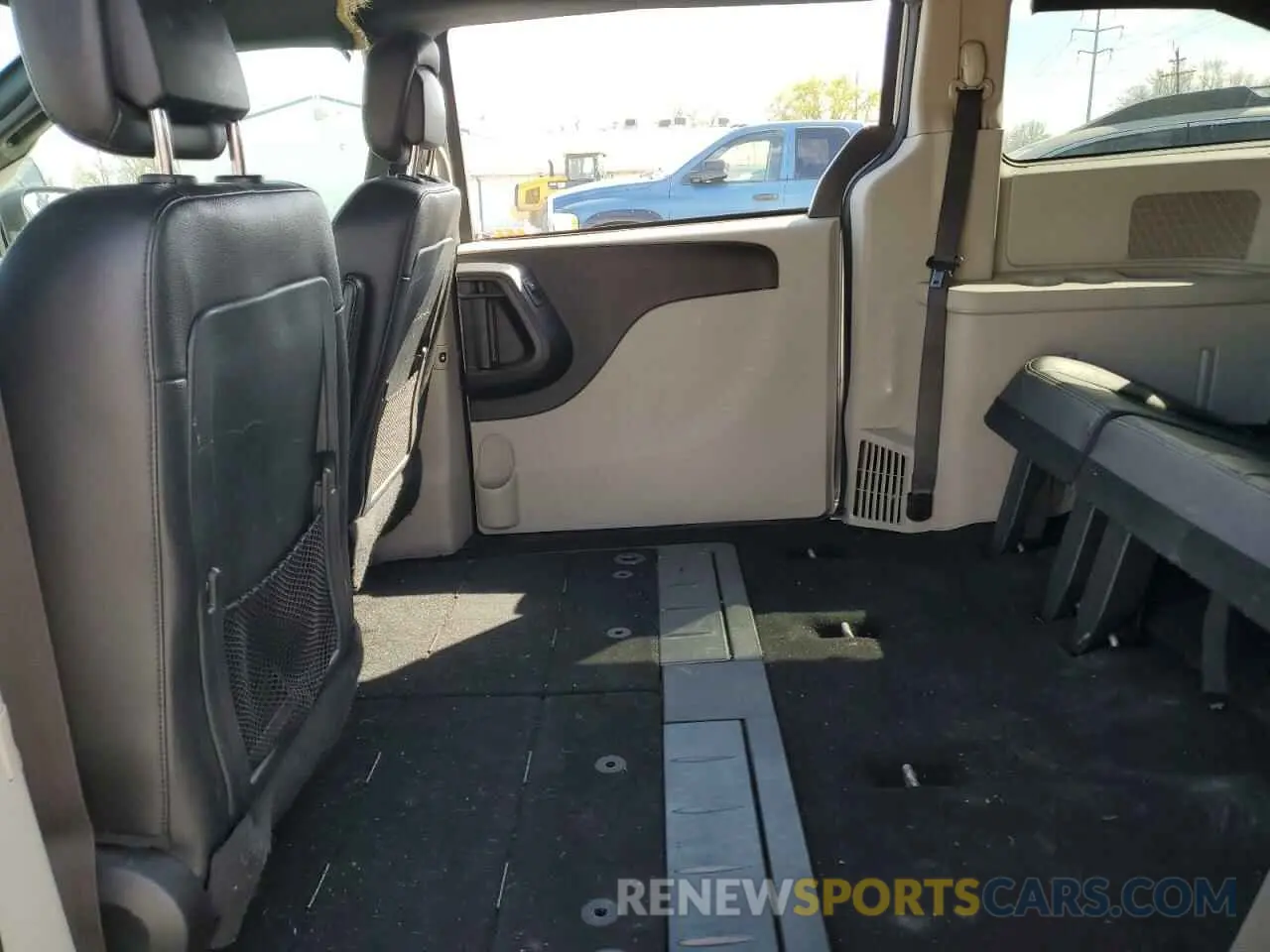 11 Photograph of a damaged car 2C4RDGCG2KR742700 DODGE CARAVAN 2019