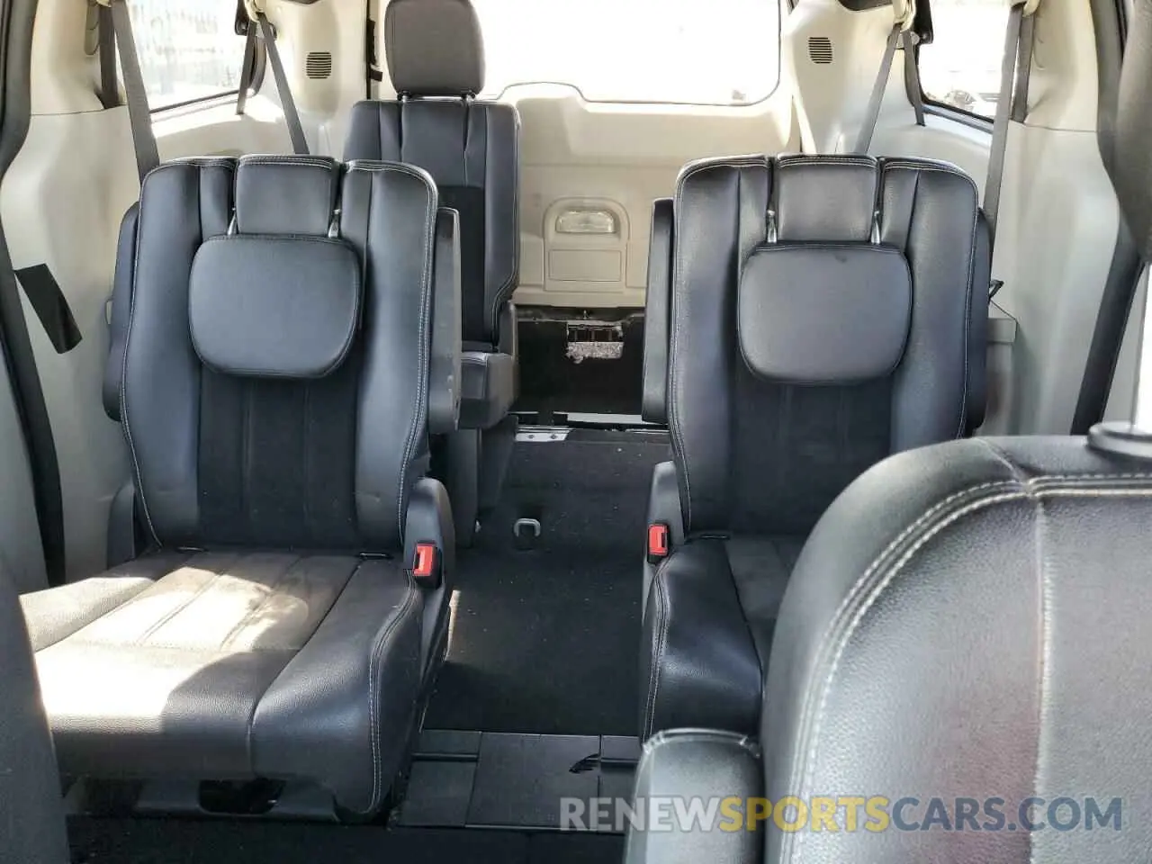 10 Photograph of a damaged car 2C4RDGCG4KR517176 DODGE CARAVAN 2019