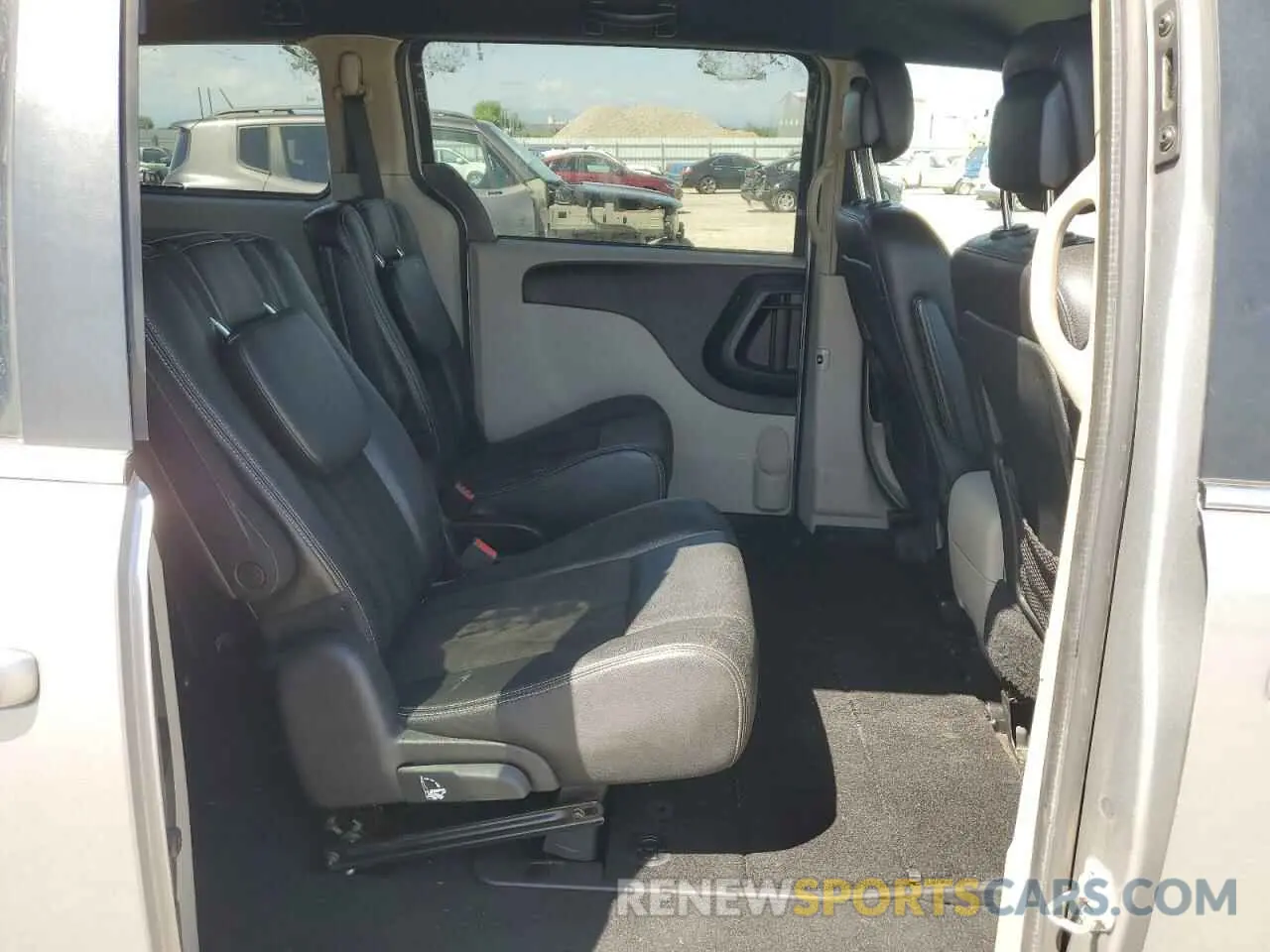 11 Photograph of a damaged car 2C4RDGCG4KR517176 DODGE CARAVAN 2019