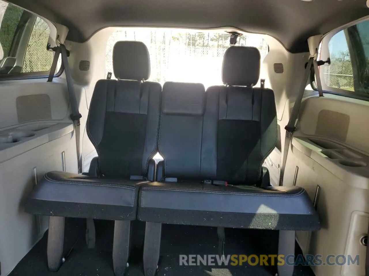 10 Photograph of a damaged car 2C4RDGCG7KR701351 DODGE CARAVAN 2019