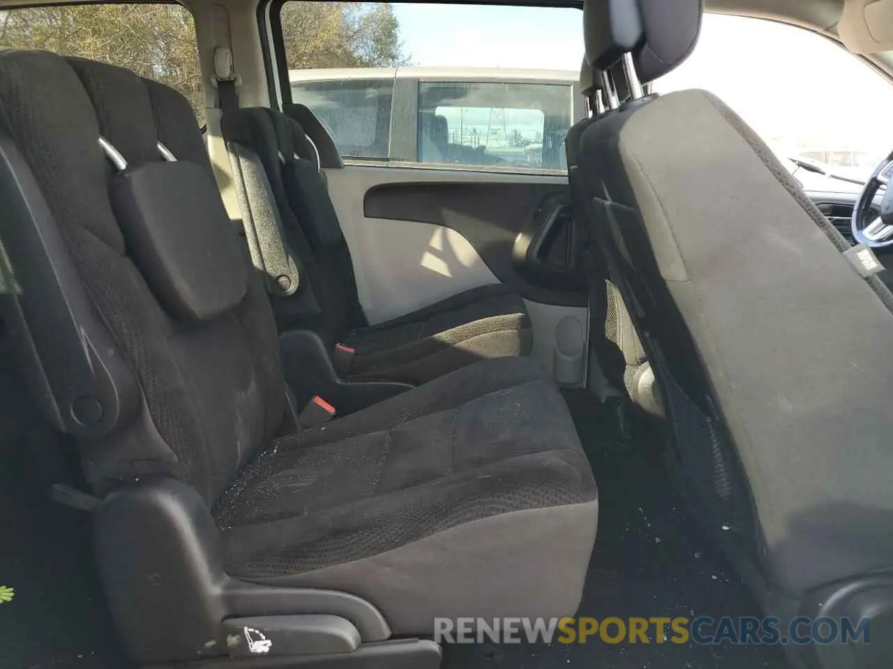 11 Photograph of a damaged car 2C4RDGDG8KR713295 DODGE CARAVAN 2019