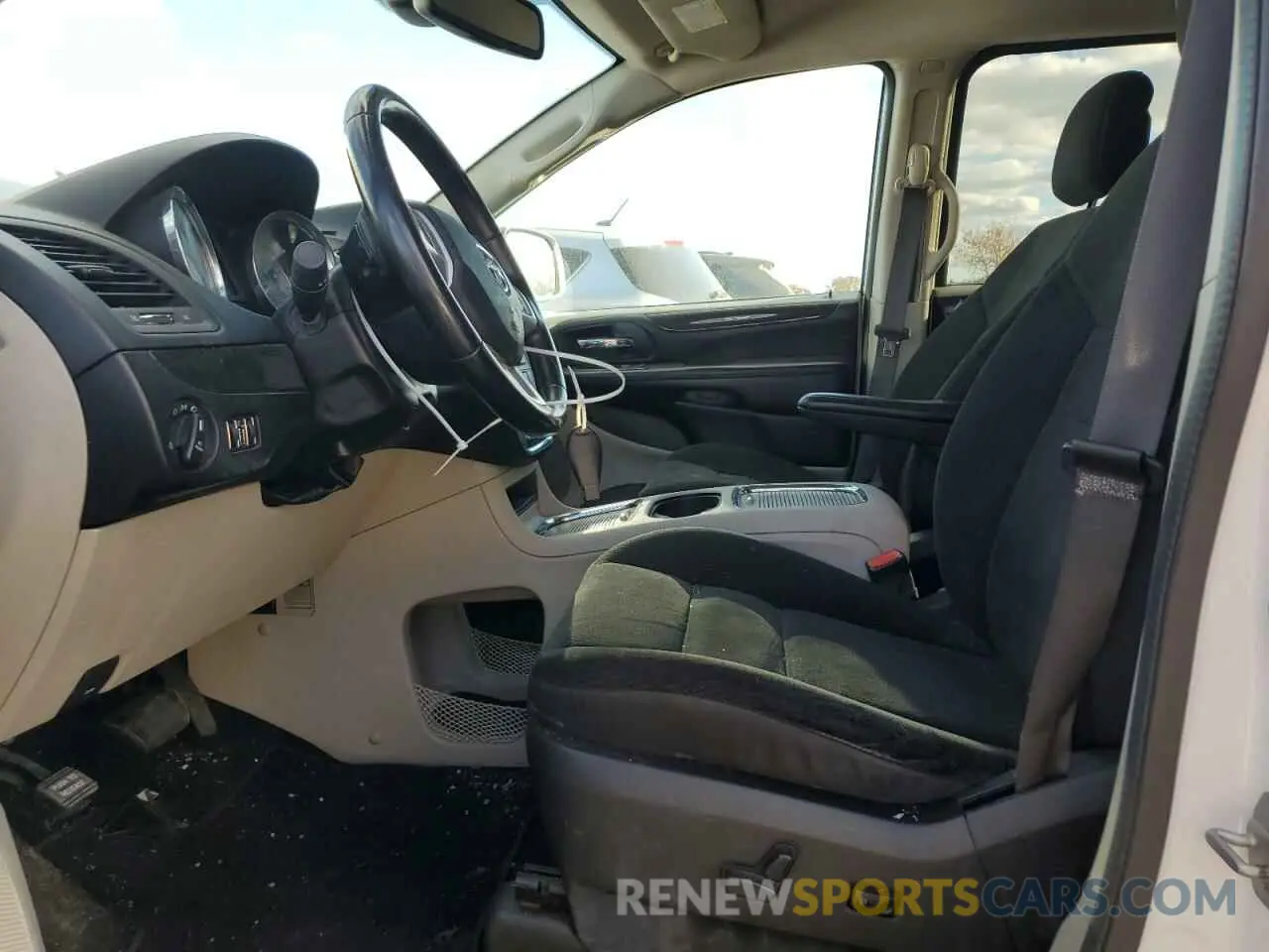 7 Photograph of a damaged car 2C4RDGDG8KR713295 DODGE CARAVAN 2019
