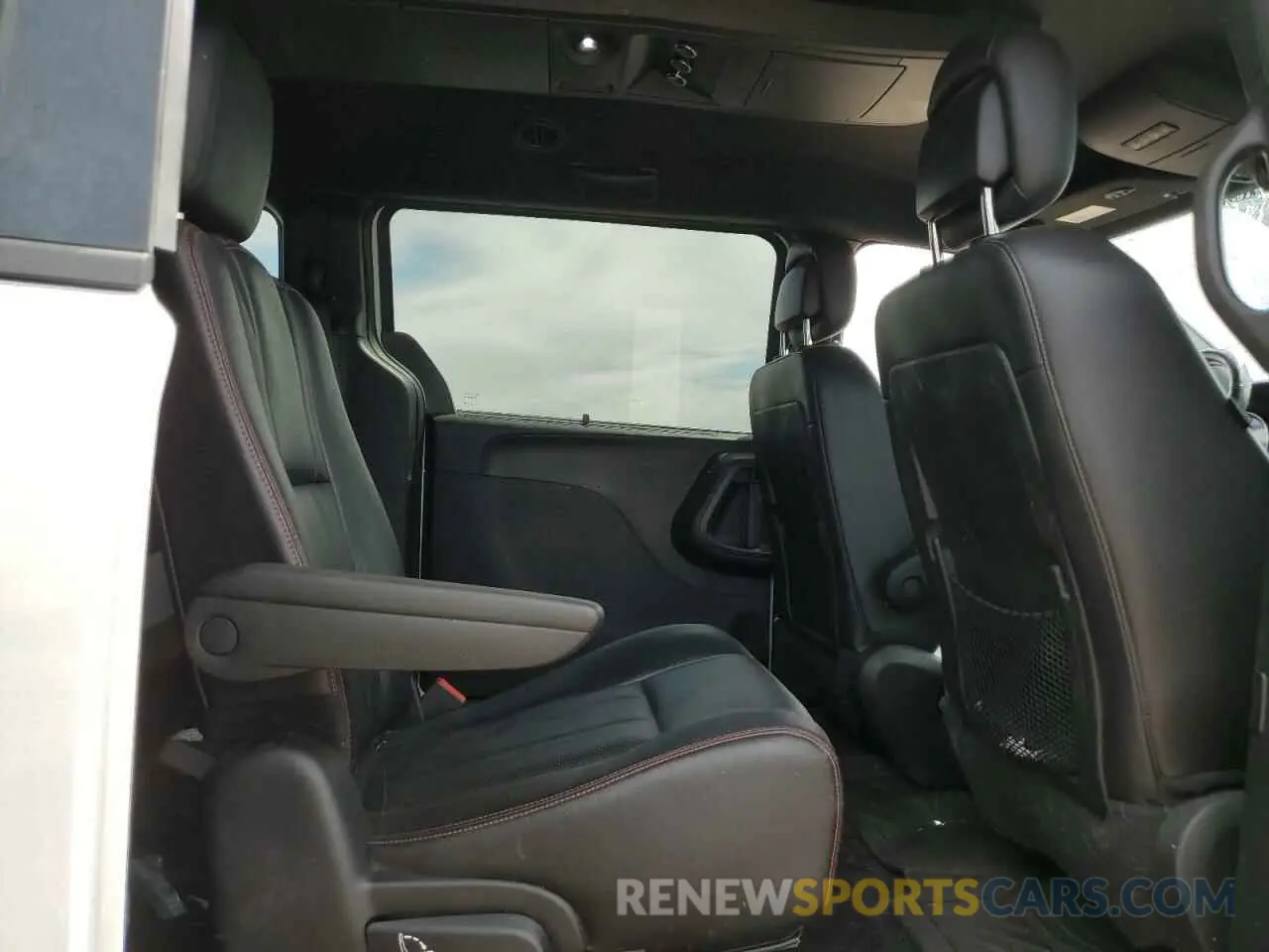 11 Photograph of a damaged car 2C4RDGEG9KR622065 DODGE CARAVAN 2019