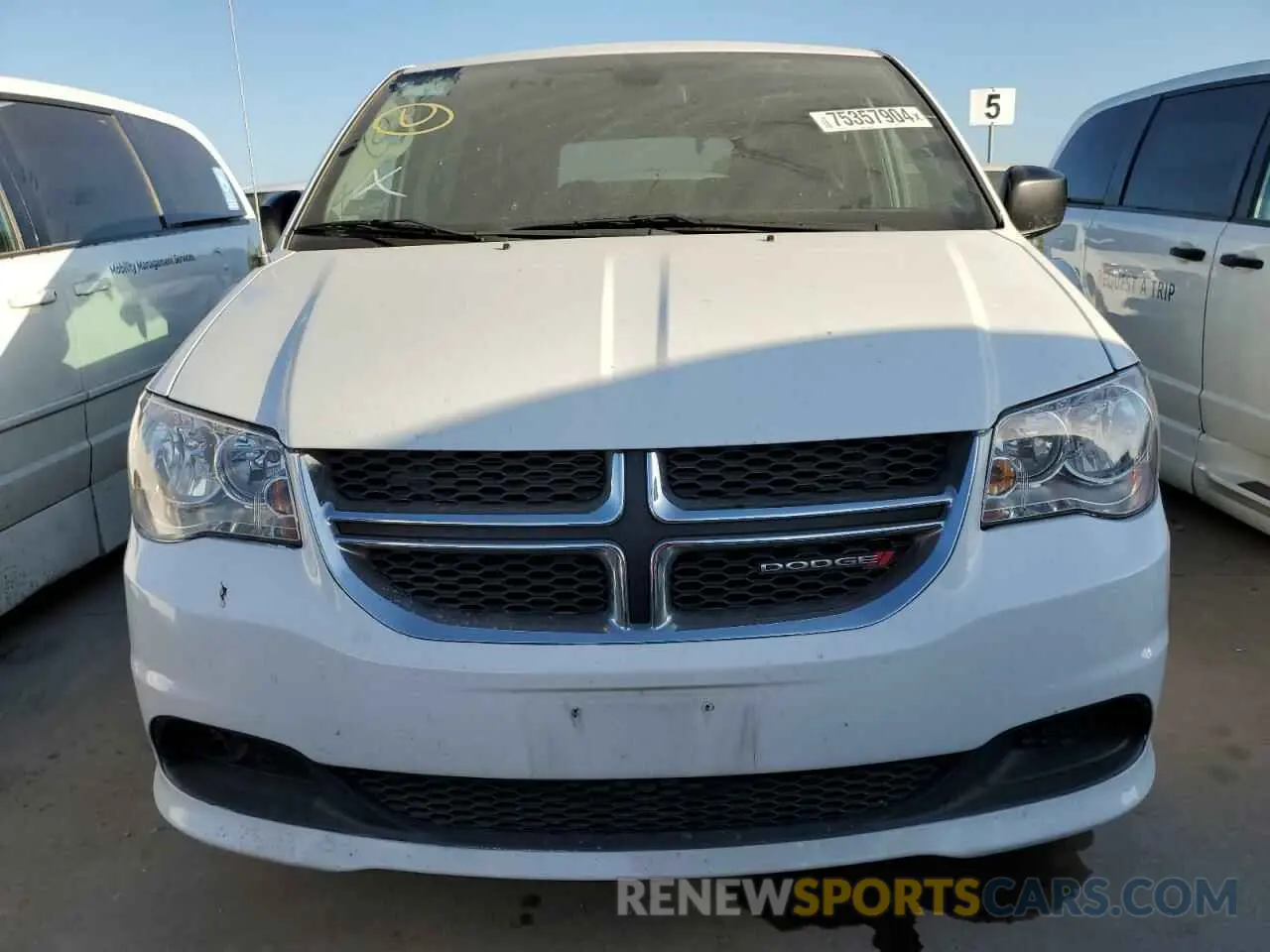 5 Photograph of a damaged car 2C7WDGBG1KR699734 DODGE CARAVAN 2019