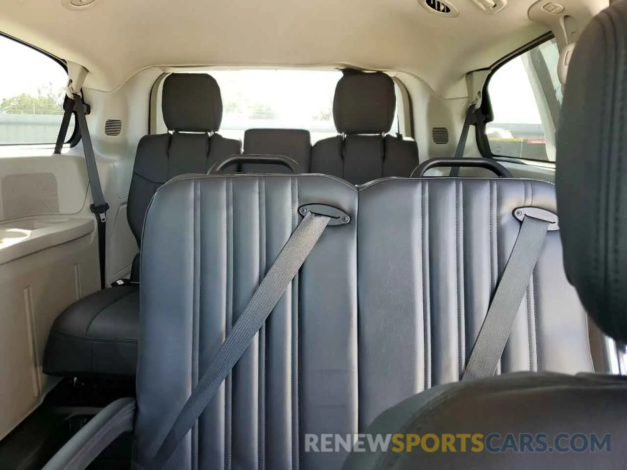 10 Photograph of a damaged car 2C7WDGBG4KR745203 DODGE CARAVAN 2019