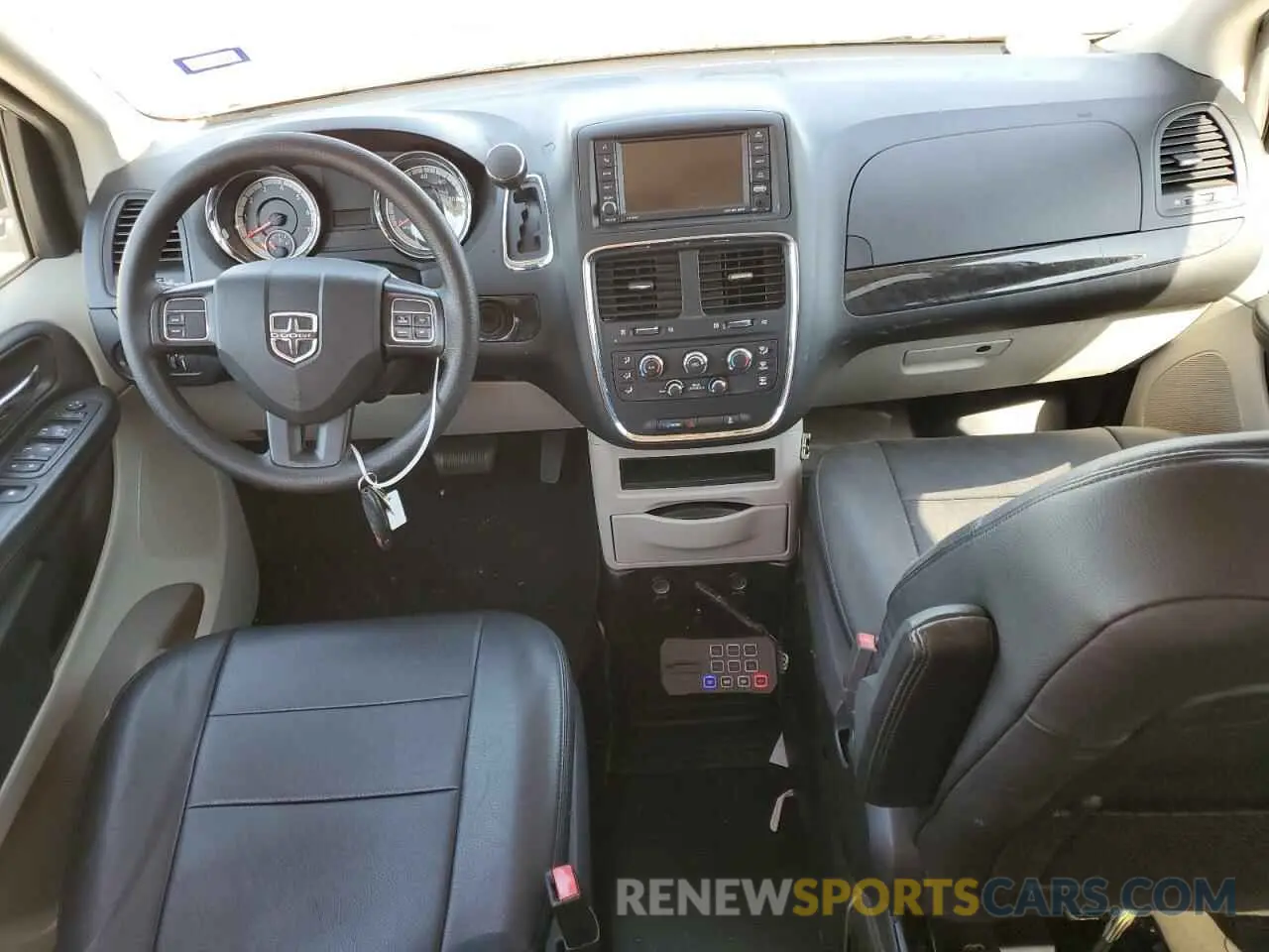 8 Photograph of a damaged car 2C7WDGBG4KR745203 DODGE CARAVAN 2019