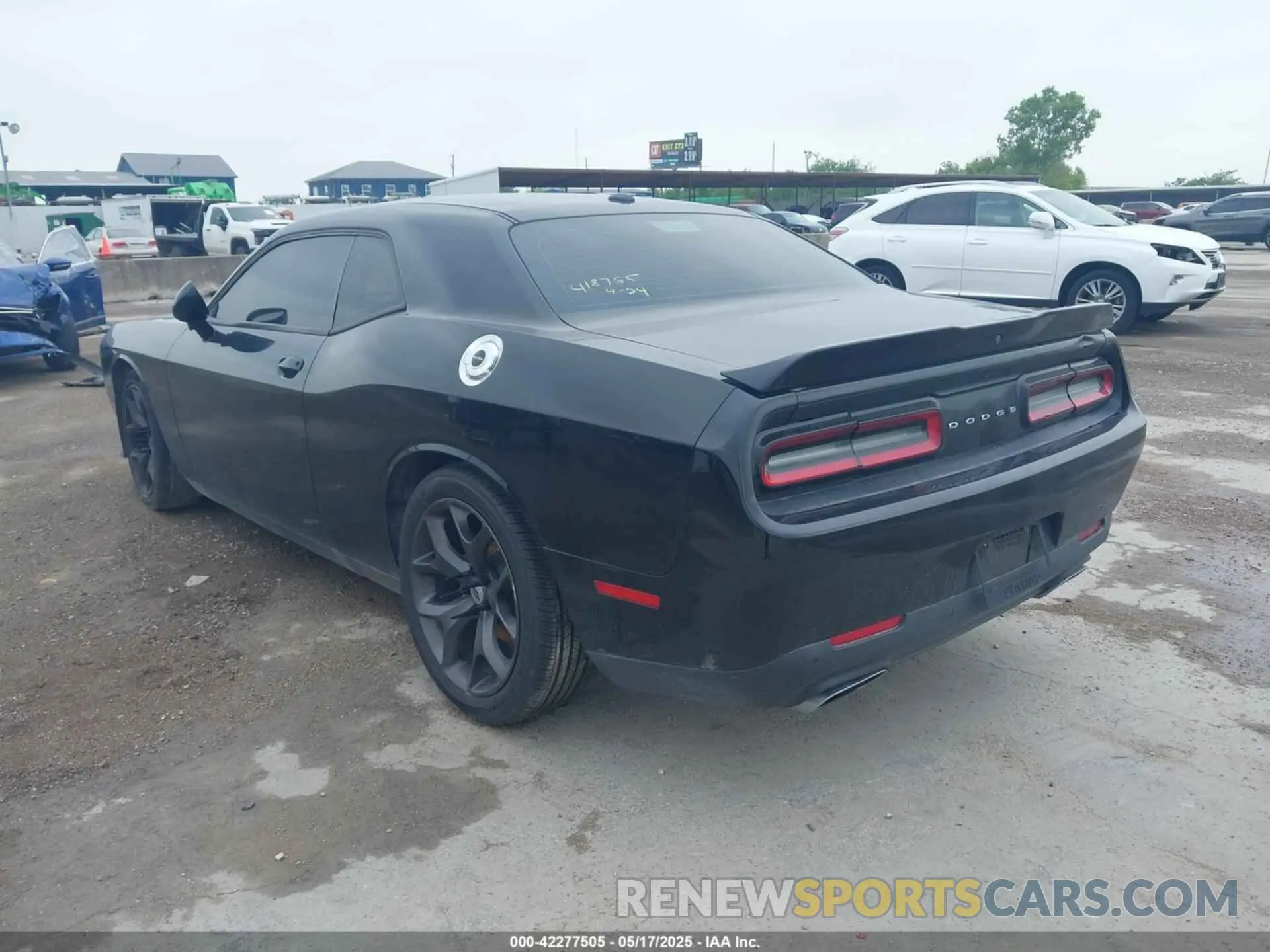 3 Photograph of a damaged car 2C3CDZBT0KH531389 DODGE CHALLENGER 2019