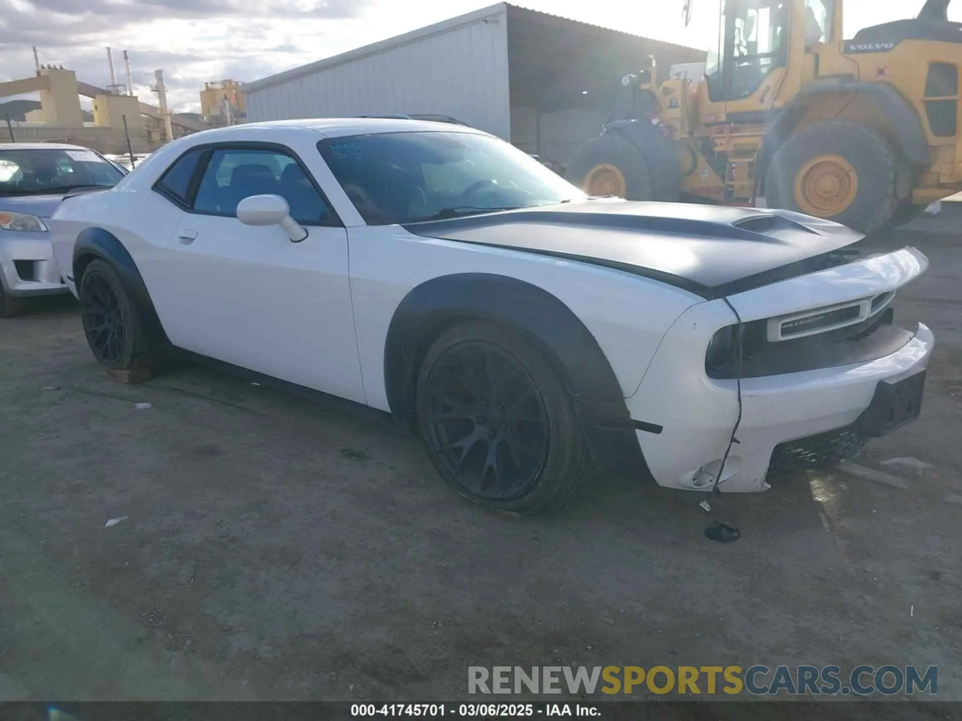 1 Photograph of a damaged car 2C3CDZBT0KH642203 DODGE CHALLENGER 2019