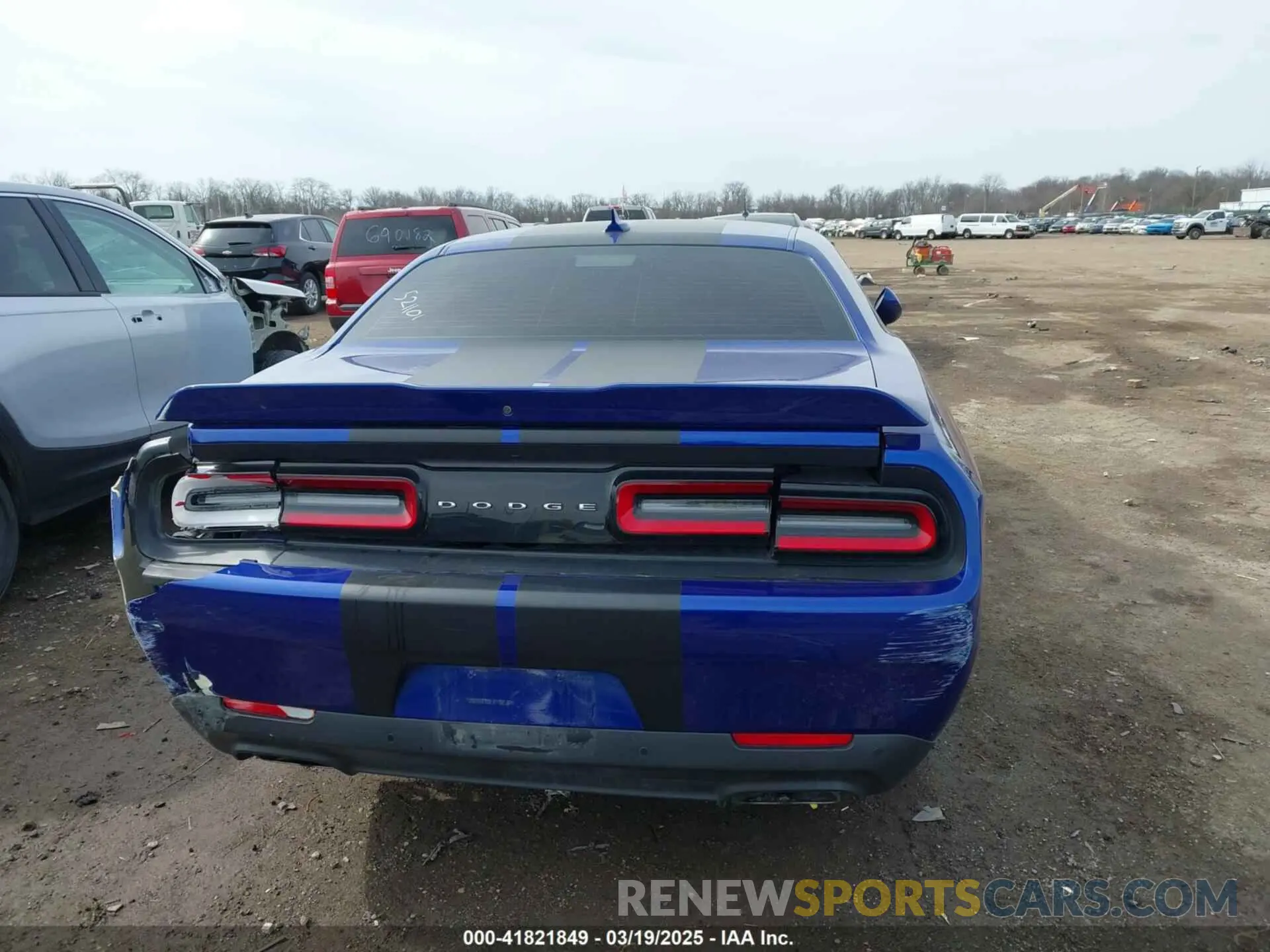 17 Photograph of a damaged car 2C3CDZBT1KH521101 DODGE CHALLENGER 2019