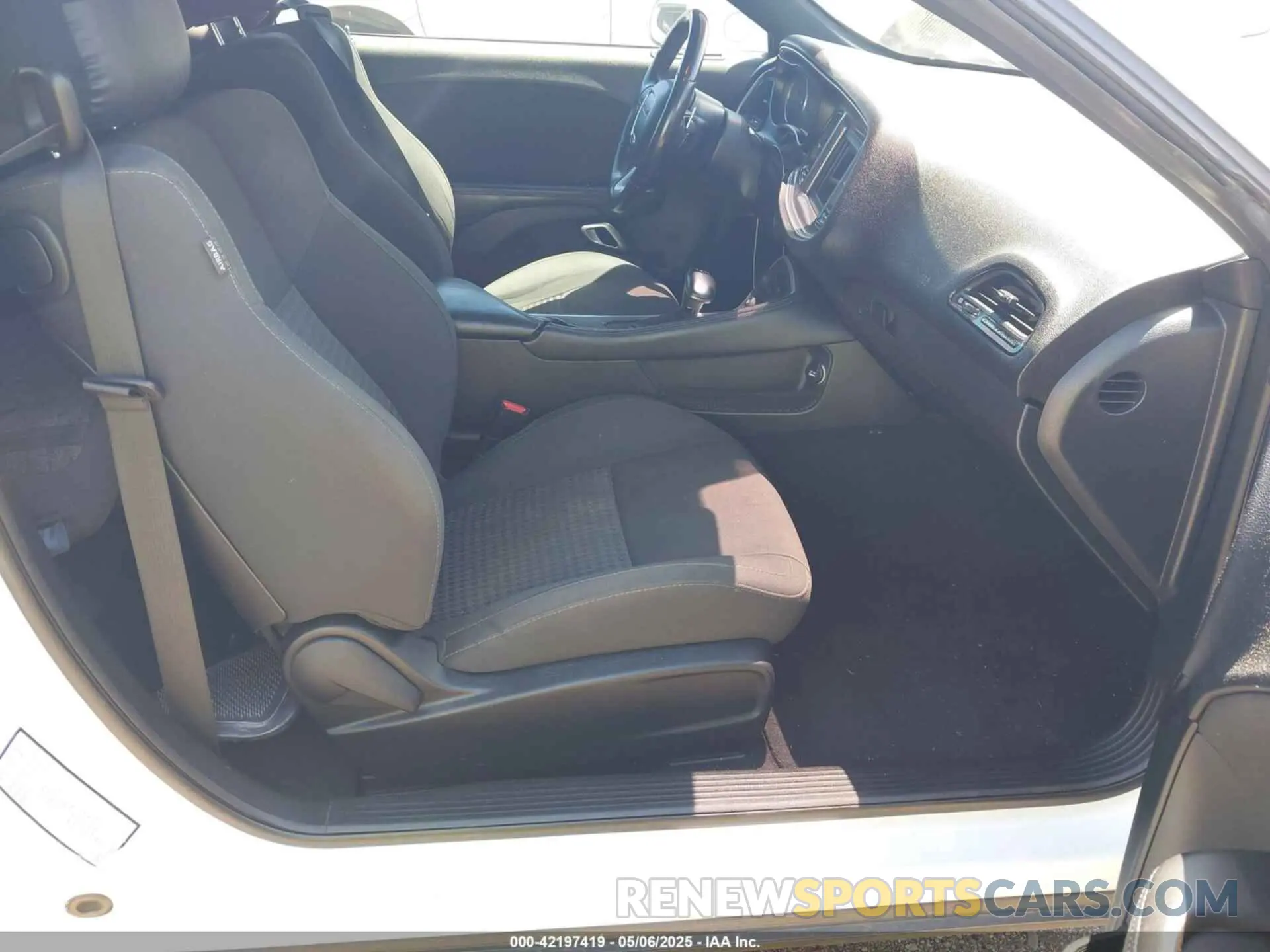 5 Photograph of a damaged car 2C3CDZBT1KH583498 DODGE CHALLENGER 2019