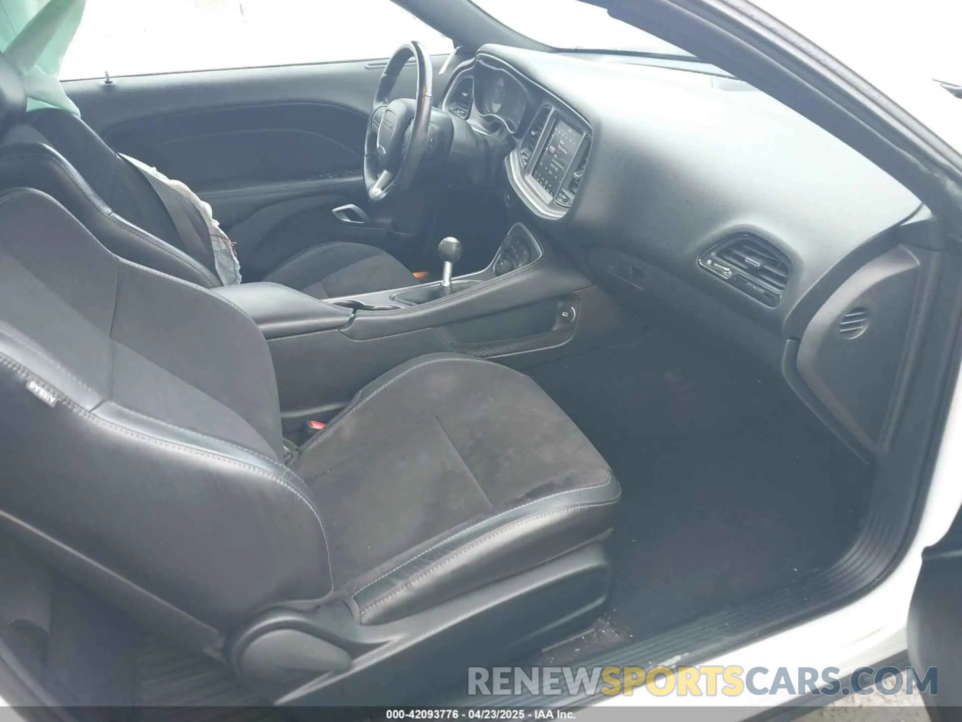 5 Photograph of a damaged car 2C3CDZBT4KH604103 DODGE CHALLENGER 2019
