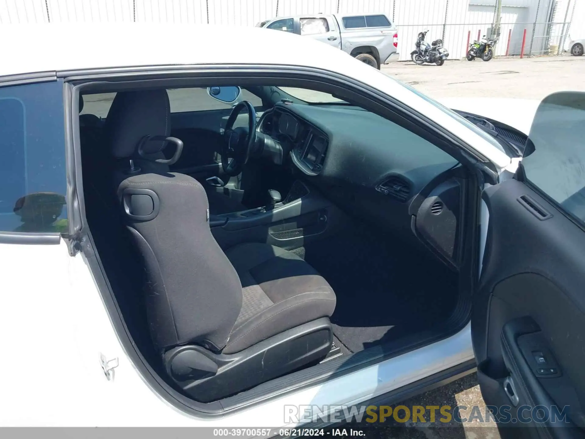5 Photograph of a damaged car 2C3CDZBT5KH642195 DODGE CHALLENGER 2019