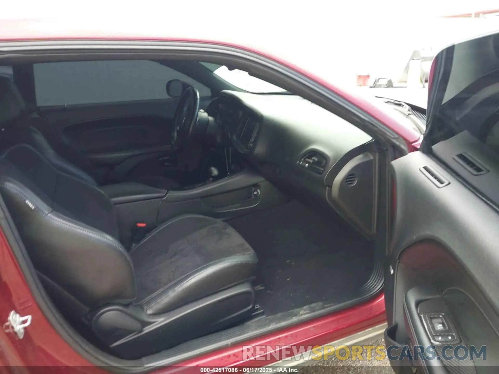5 Photograph of a damaged car 2C3CDZBT5KH724184 DODGE CHALLENGER 2019