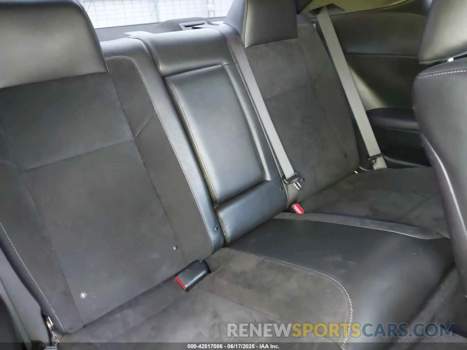 8 Photograph of a damaged car 2C3CDZBT5KH724184 DODGE CHALLENGER 2019