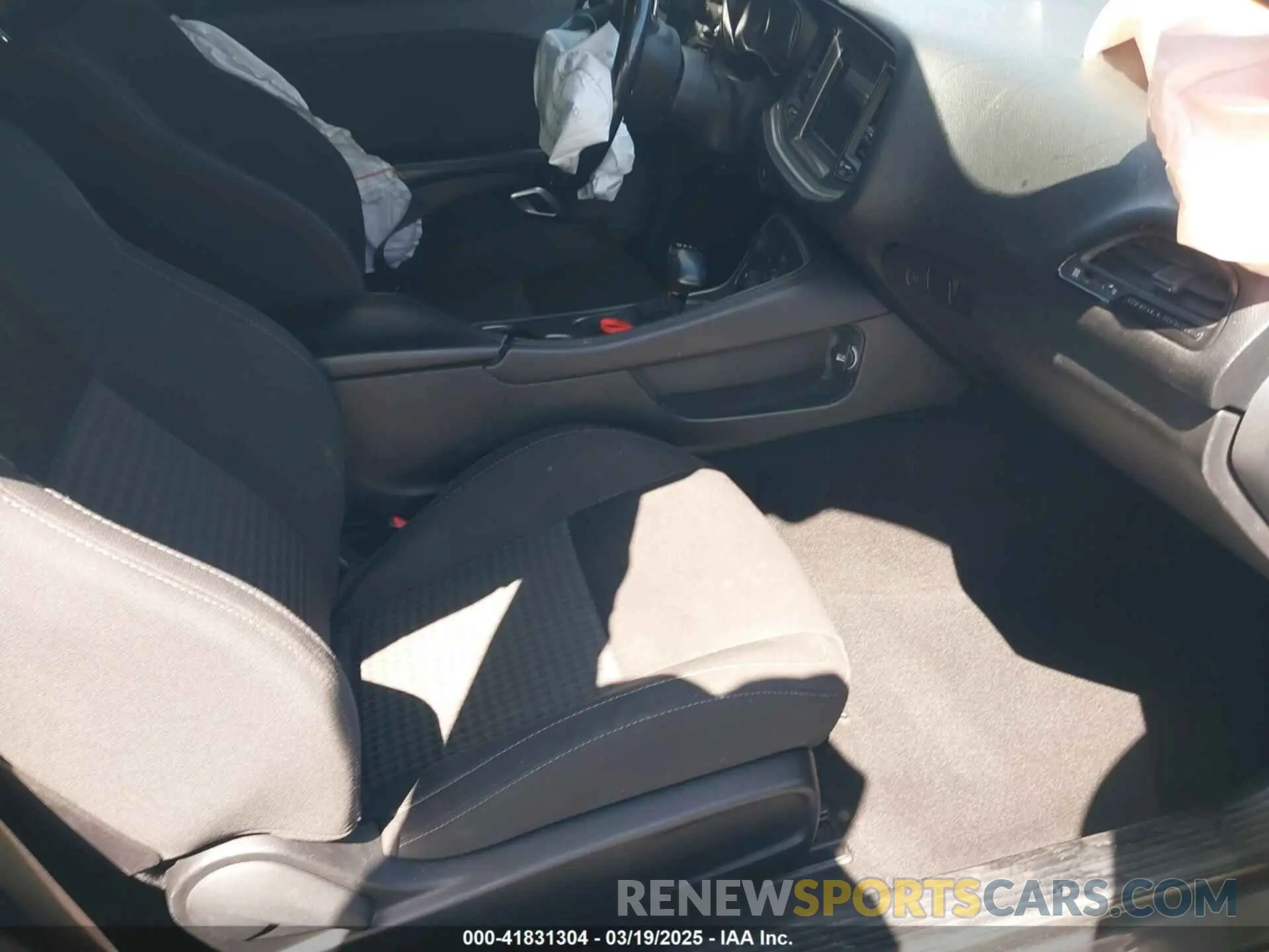 5 Photograph of a damaged car 2C3CDZBT7KH641758 DODGE CHALLENGER 2019