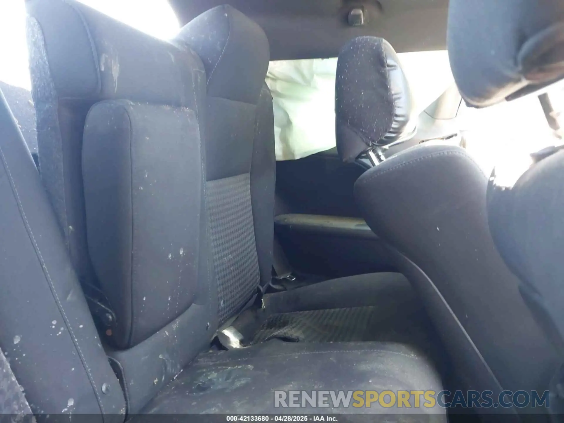 8 Photograph of a damaged car 2C3CDZBT8KH570991 DODGE CHALLENGER 2019