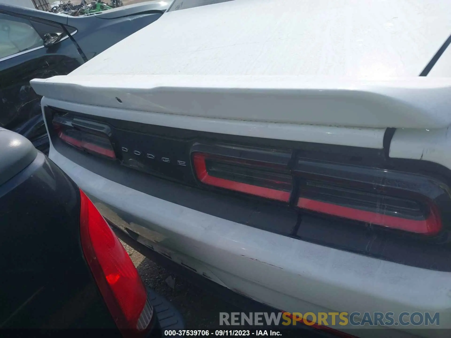 15 Photograph of a damaged car 2C3CDZBTXKH641401 DODGE CHALLENGER 2019