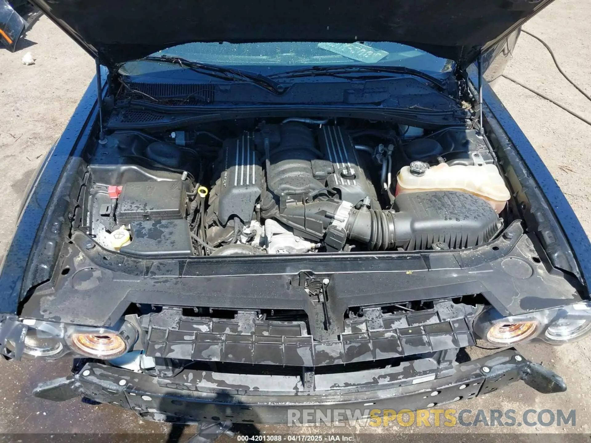 10 Photograph of a damaged car 2C3CDZFJXKH741068 DODGE CHALLENGER 2019