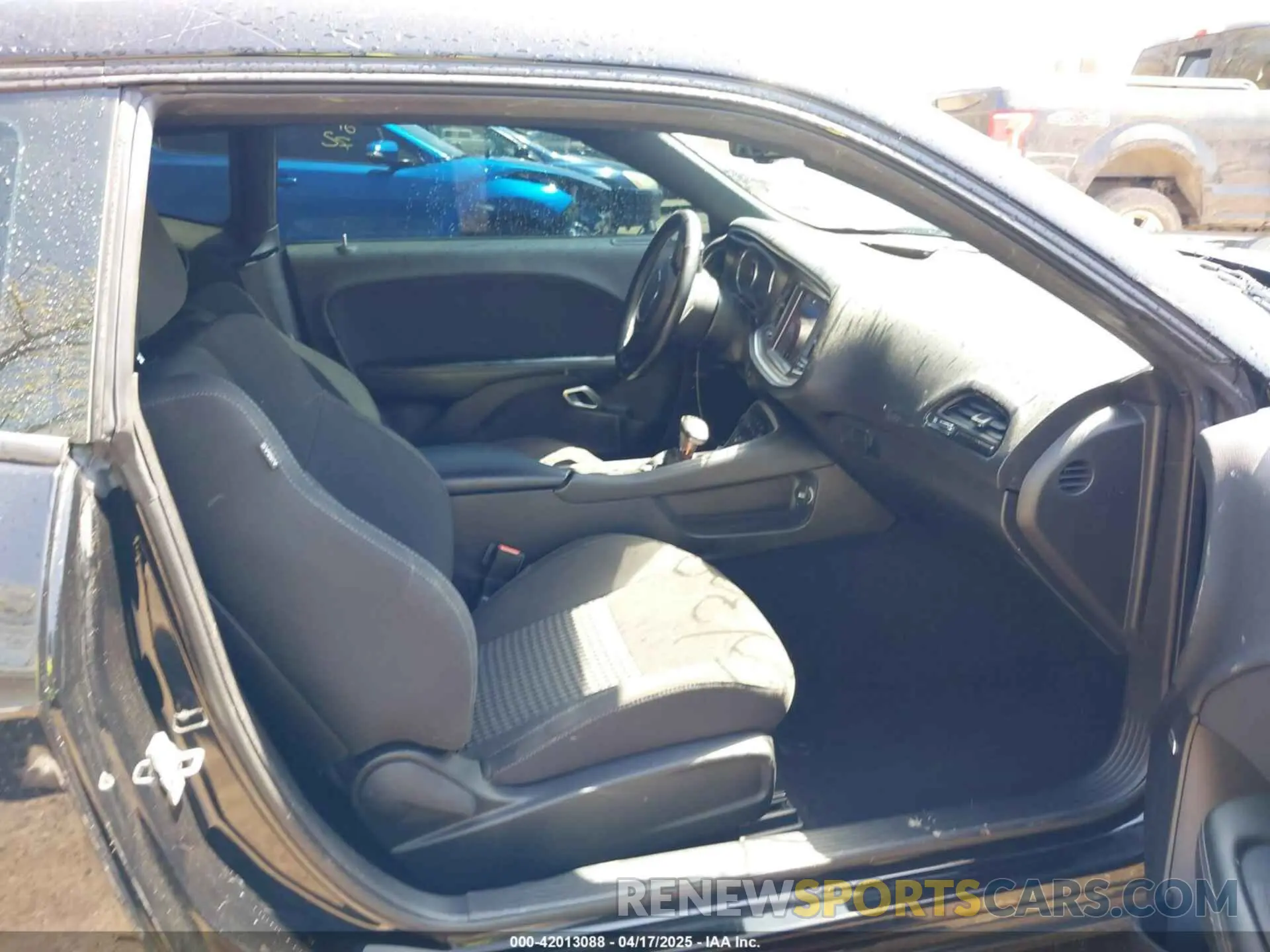 5 Photograph of a damaged car 2C3CDZFJXKH741068 DODGE CHALLENGER 2019
