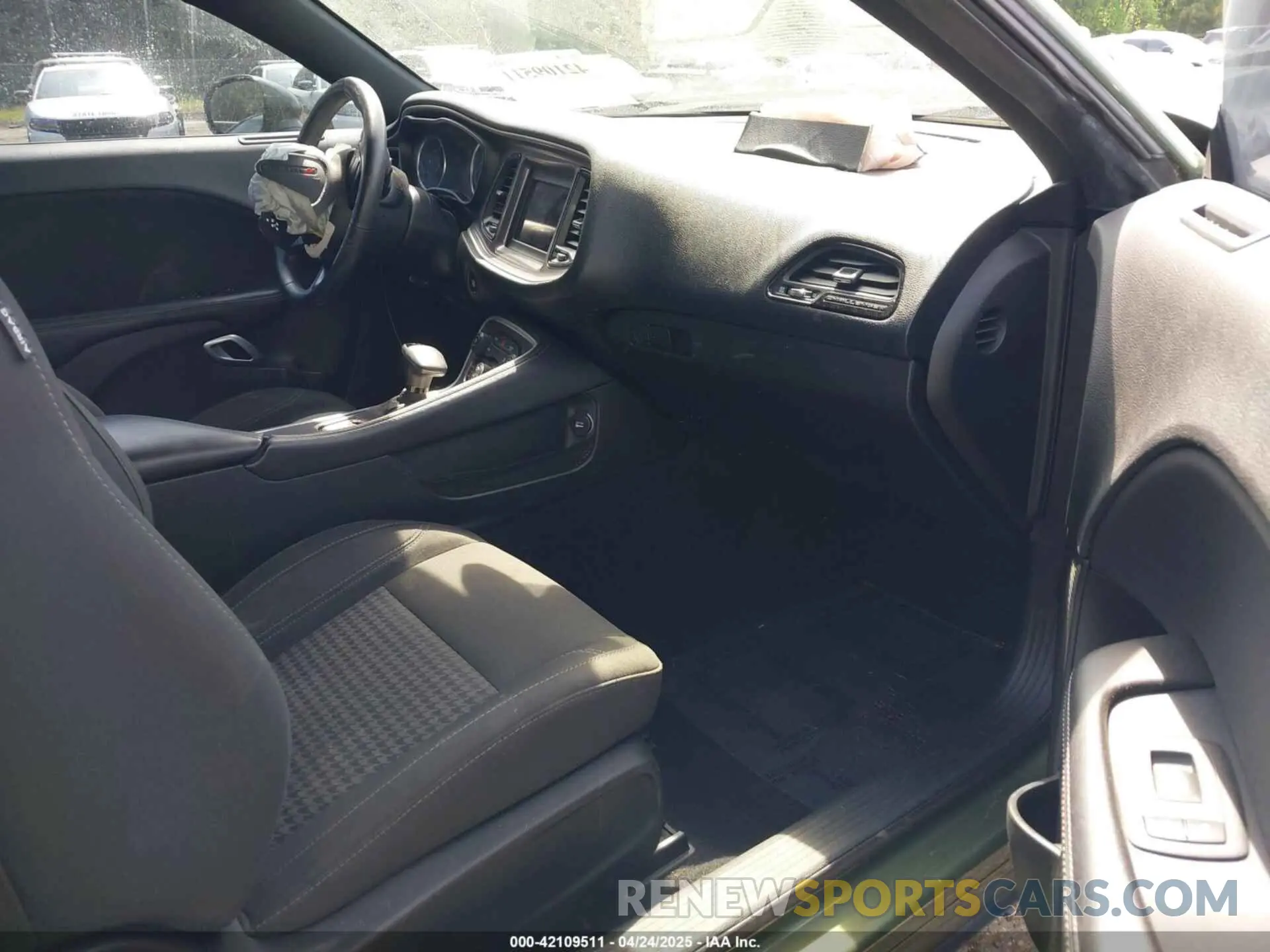 5 Photograph of a damaged car 2C3CDZGG0KH628040 DODGE CHALLENGER 2019