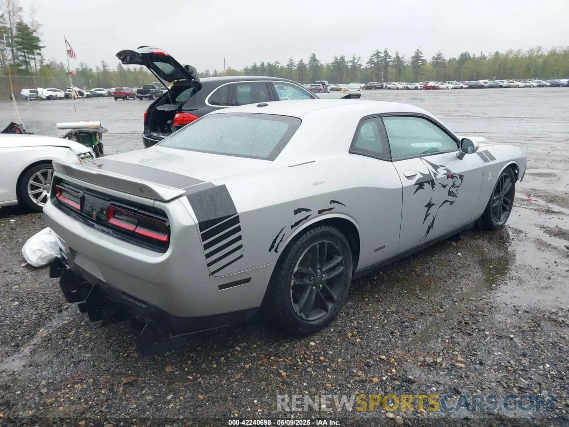 4 Photograph of a damaged car 2C3CDZGG9KH717332 DODGE CHALLENGER 2019