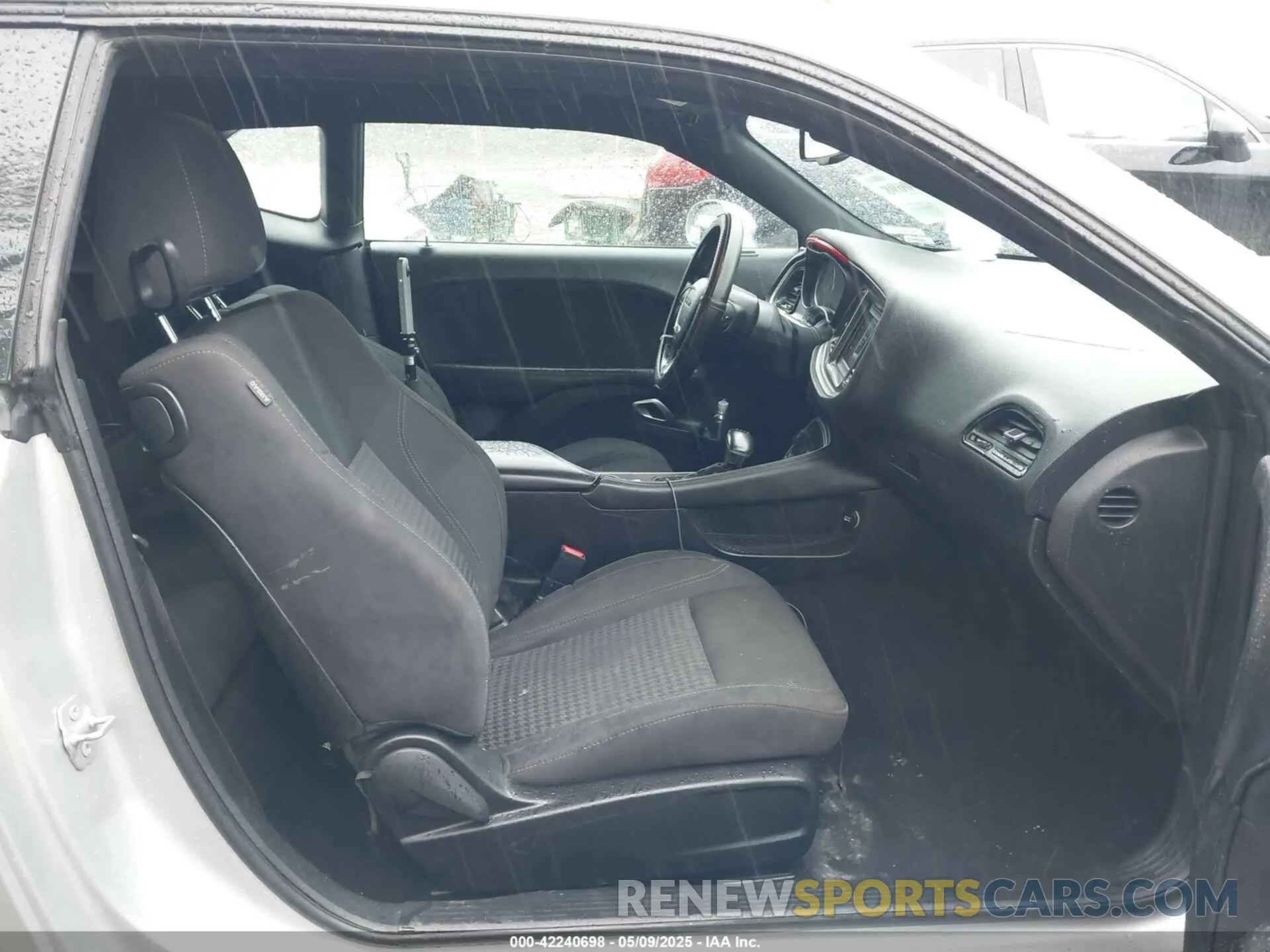 5 Photograph of a damaged car 2C3CDZGG9KH717332 DODGE CHALLENGER 2019