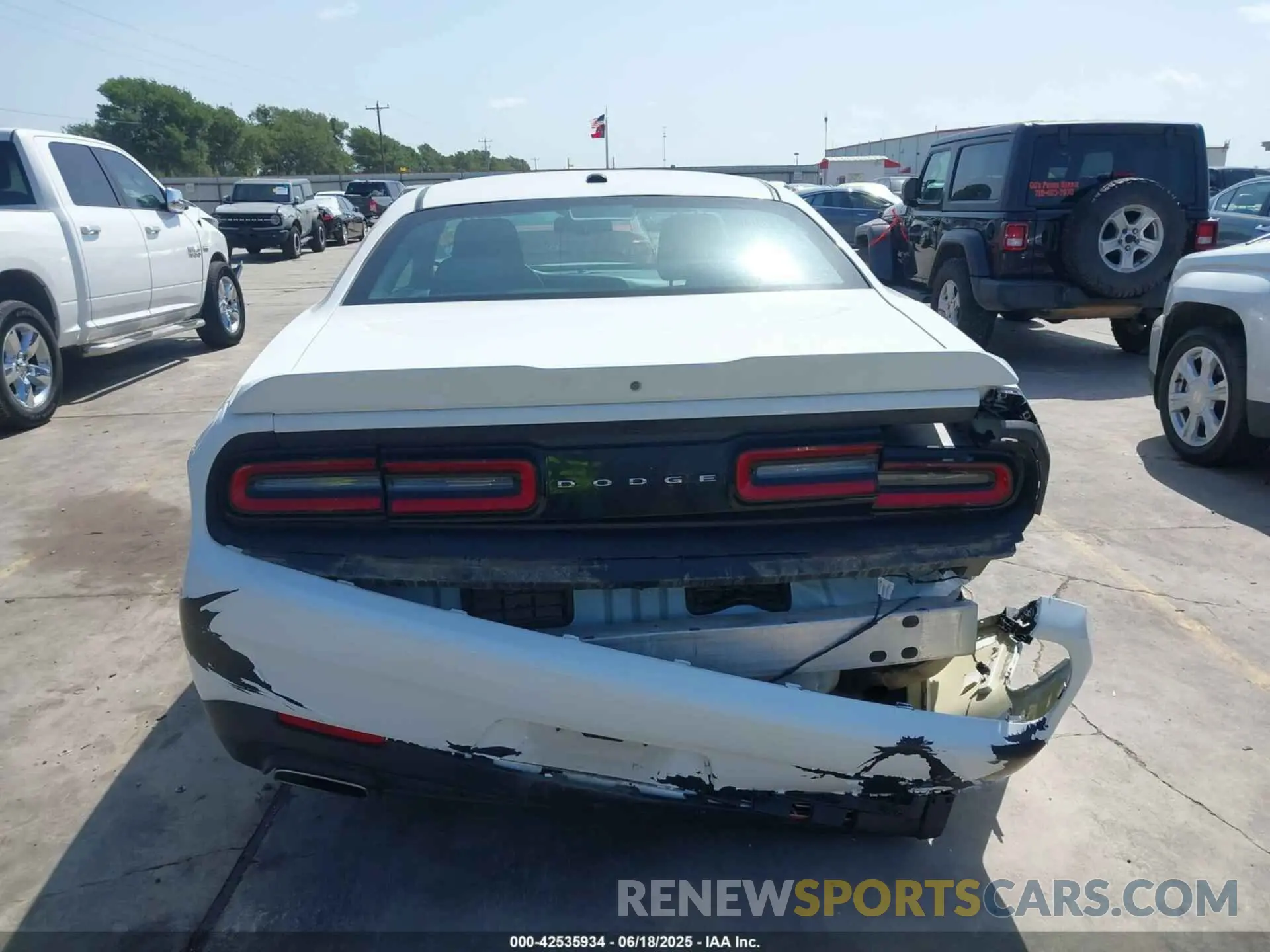 16 Photograph of a damaged car 2C3CDZAG6LH105406 DODGE CHALLENGER 2020