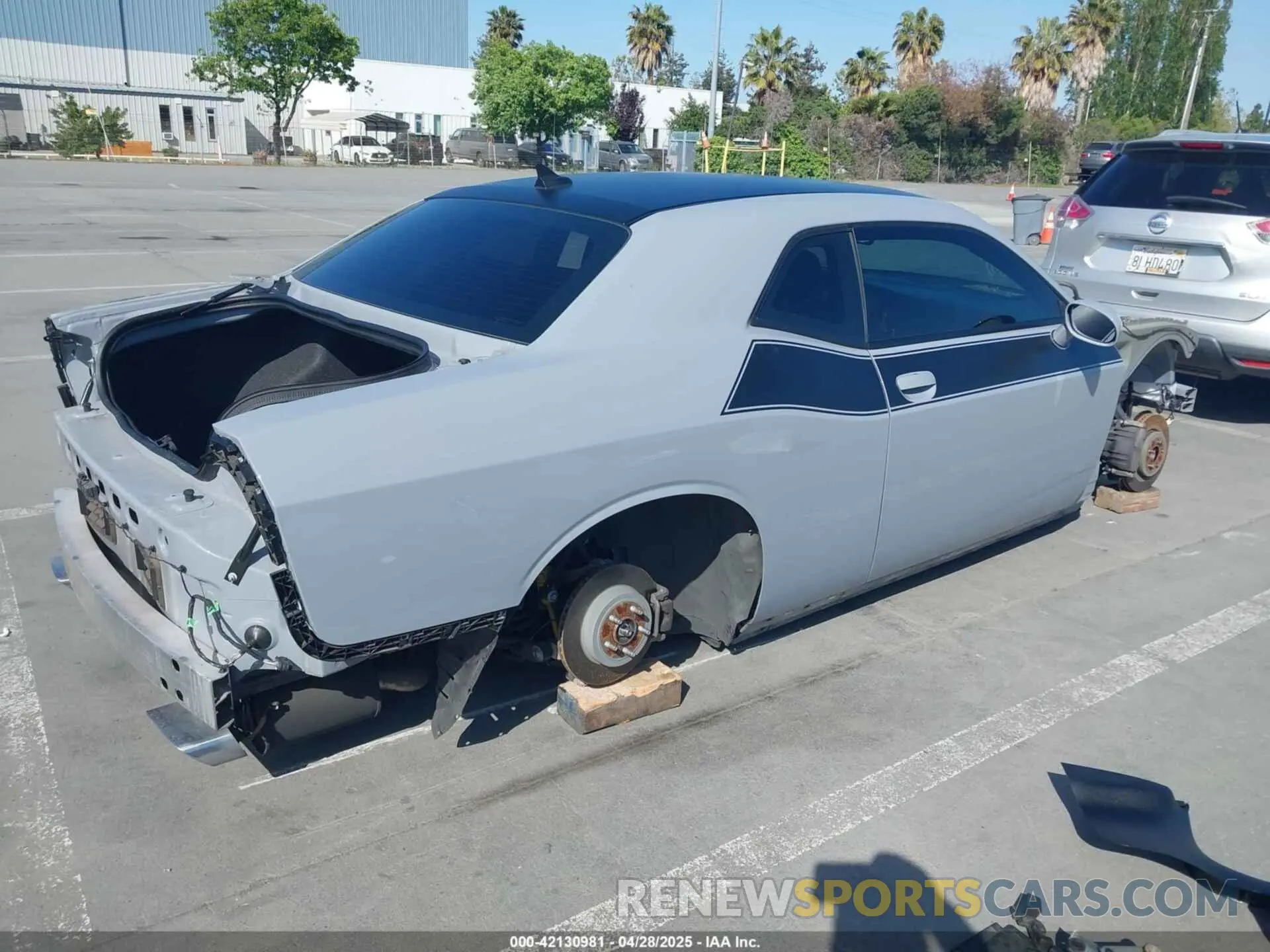 4 Photograph of a damaged car 2C3CDZBT2LH230933 DODGE CHALLENGER 2020