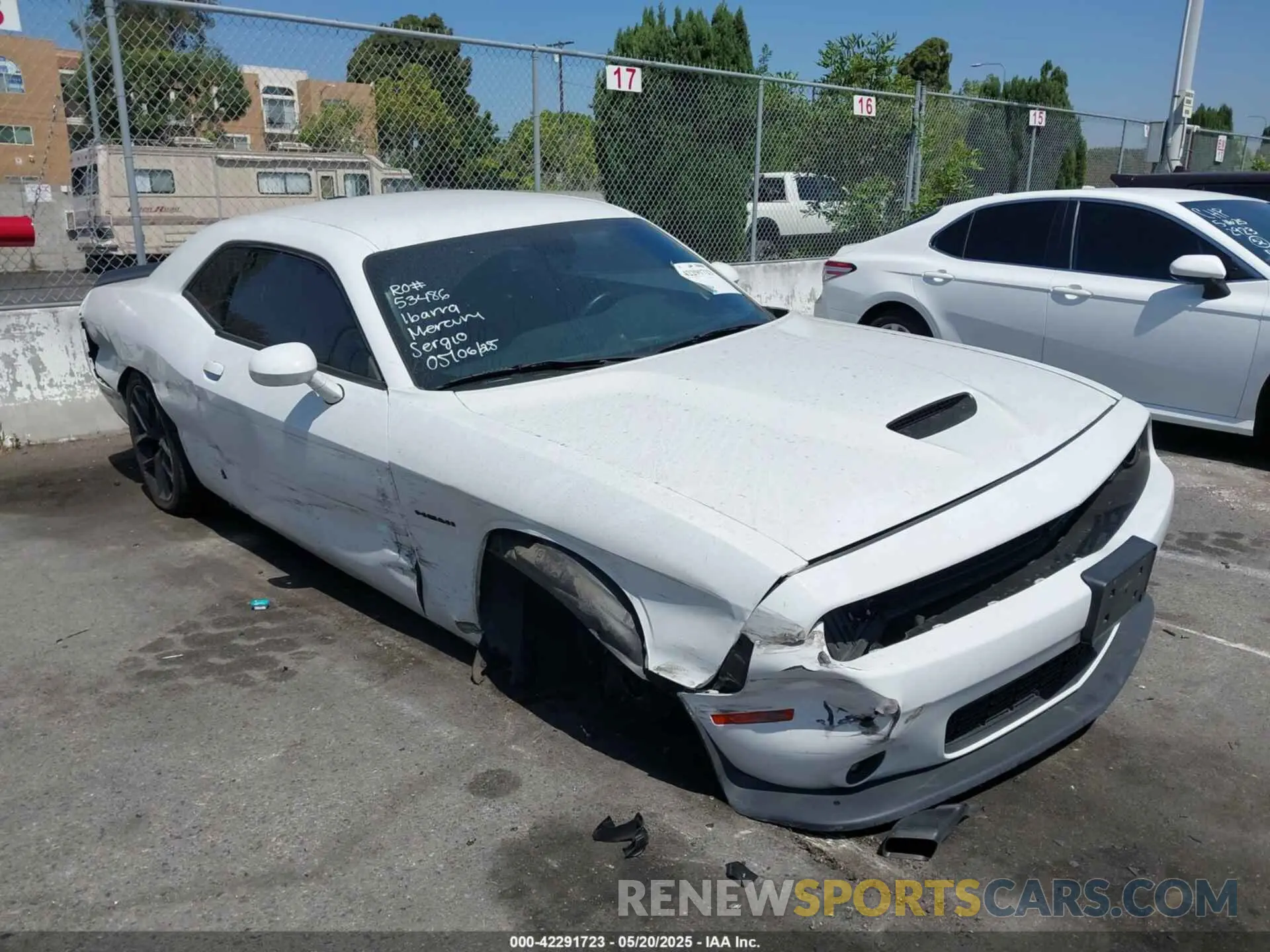 1 Photograph of a damaged car 2C3CDZBT3LH225787 DODGE CHALLENGER 2020