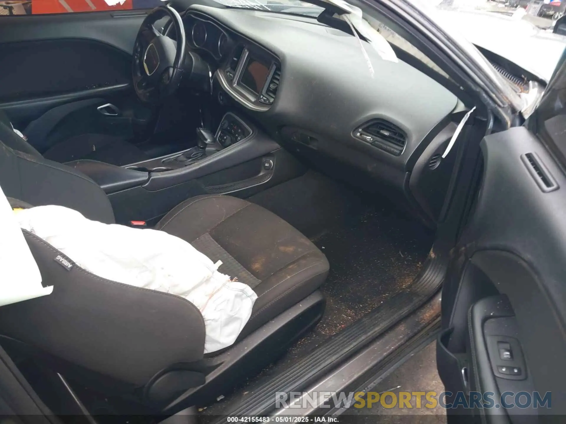 5 Photograph of a damaged car 2C3CDZBT8LH118265 DODGE CHALLENGER 2020