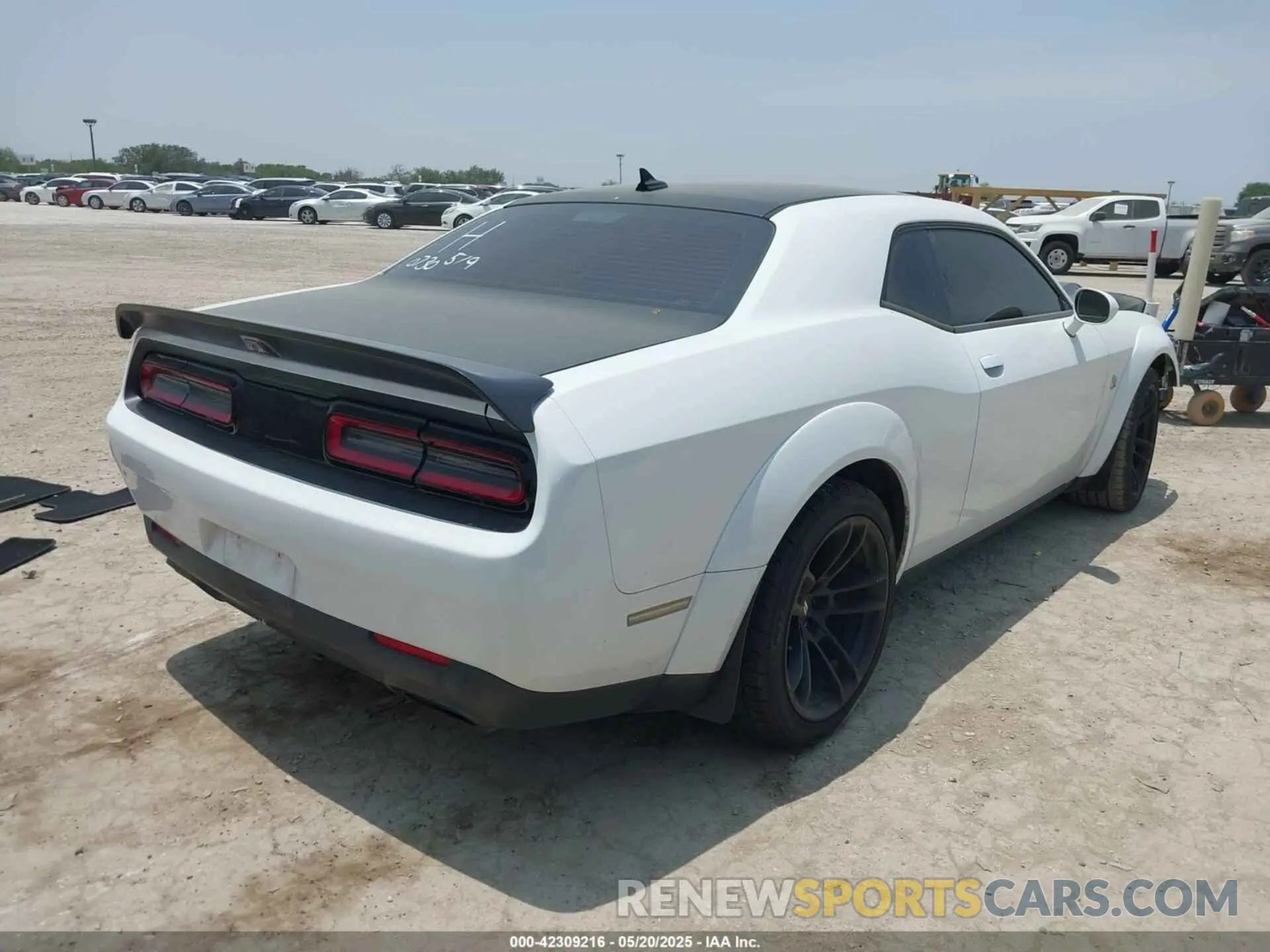 4 Photograph of a damaged car 2C3CDZFJ0LH203724 DODGE CHALLENGER 2020