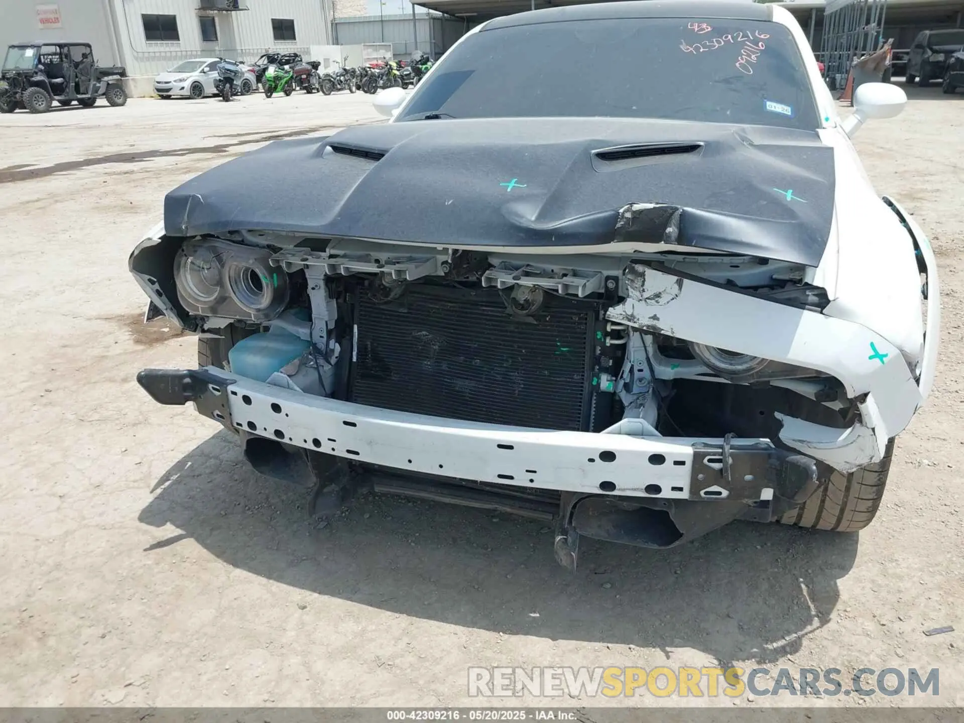 6 Photograph of a damaged car 2C3CDZFJ0LH203724 DODGE CHALLENGER 2020